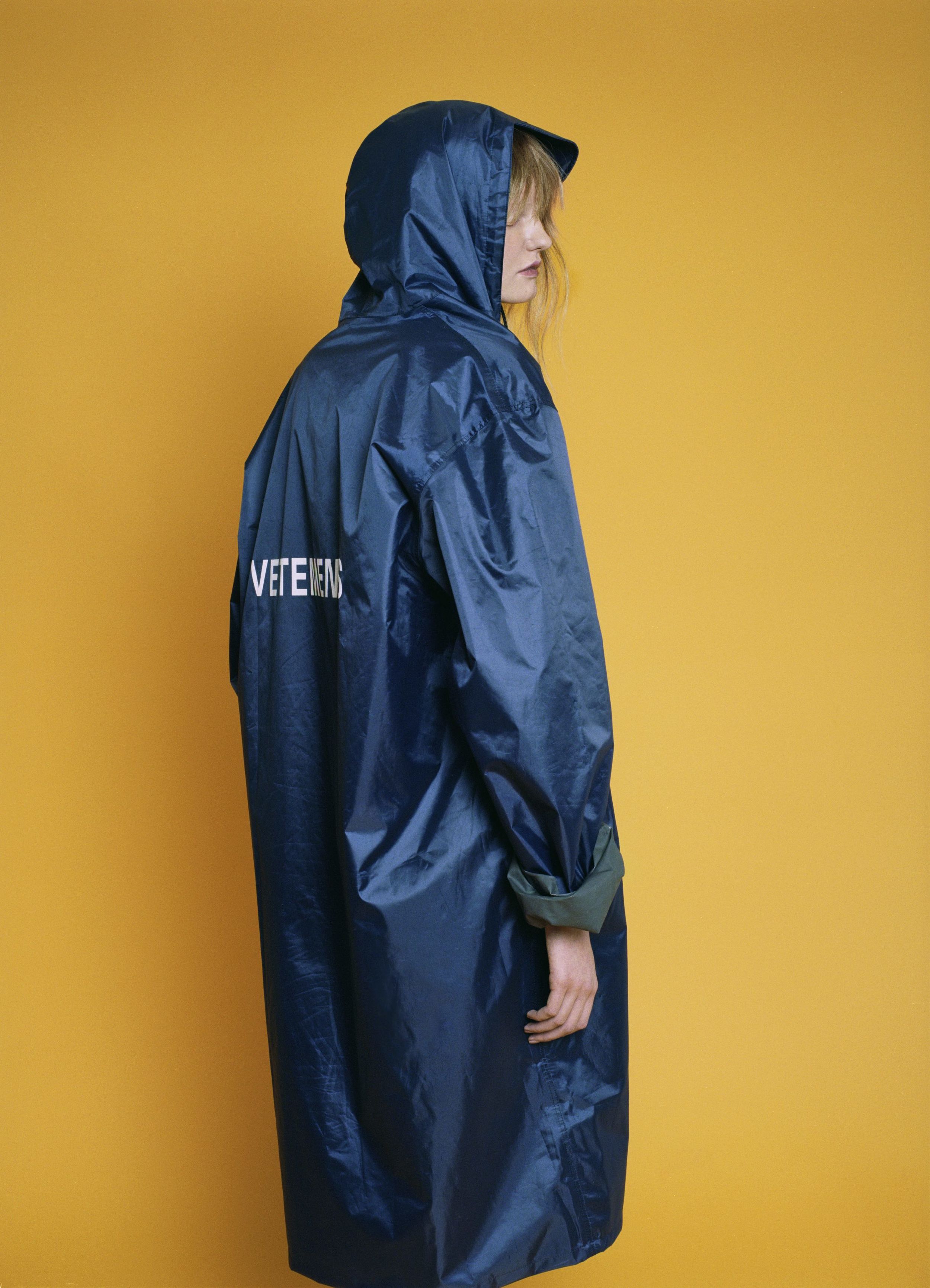  Nylon navy rain coat  VETEMENTS.  