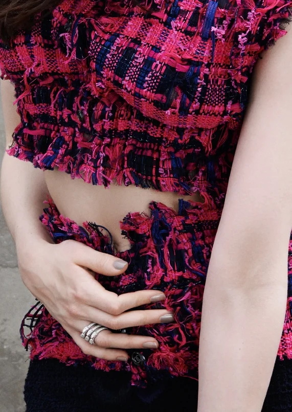 Fuchsia tweed cut-out shirt and wool loose trousers CHANEL , ophydienne ring in white gold fully set with diamonds REPOSSI .