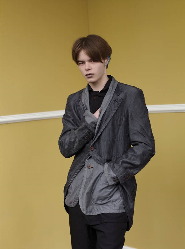  Double-layered jacket in treated fabrics, black cotton shirt and pleated shorts. 