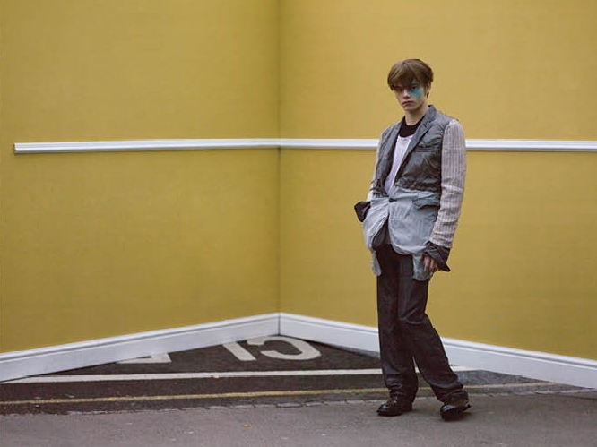  Grey jacket with striped sleeves, long-sleeved jersey and wool shirt, grey ramie pants and black cowhide shoes. 