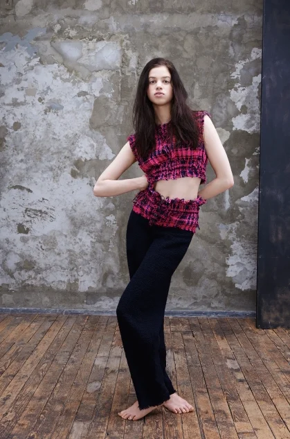 Fuchsia tweed cut-out shirt and wool loose trousers CHANEL , ophydienne ring in white gold fully set with diamonds REPOSSI .