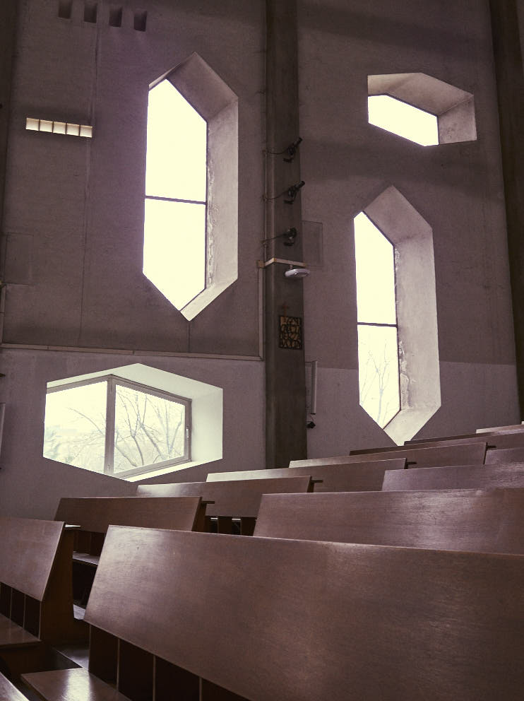 Milano Chiesa di Santa Maria Annunciata presso Ospedale San Carlo 1964-66 Architetto Gio Ponti.jpg