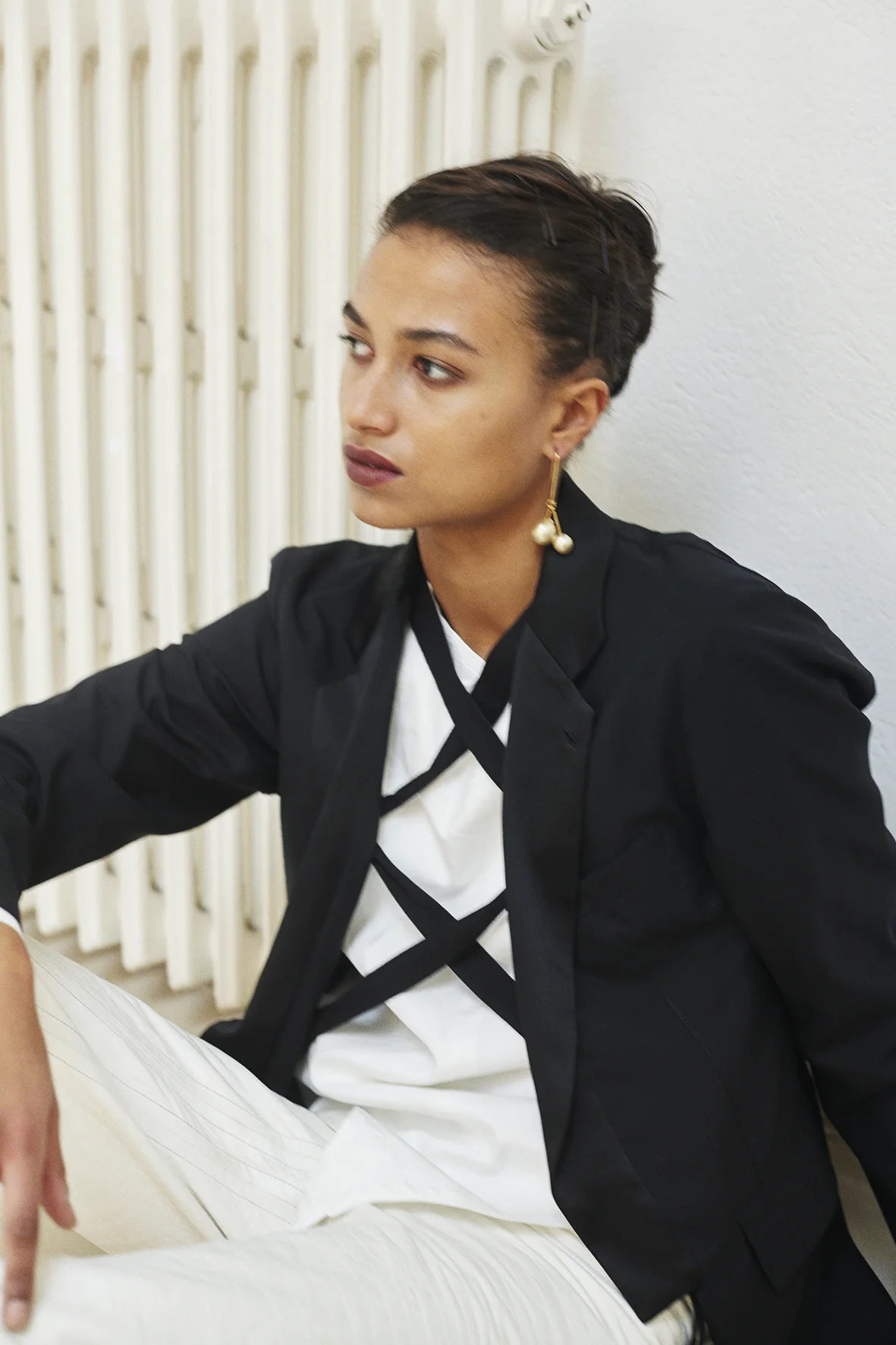 Tailored wool jacket, fencing shirt, leather pants. Ivory gold pearl earrings CÉLINE 