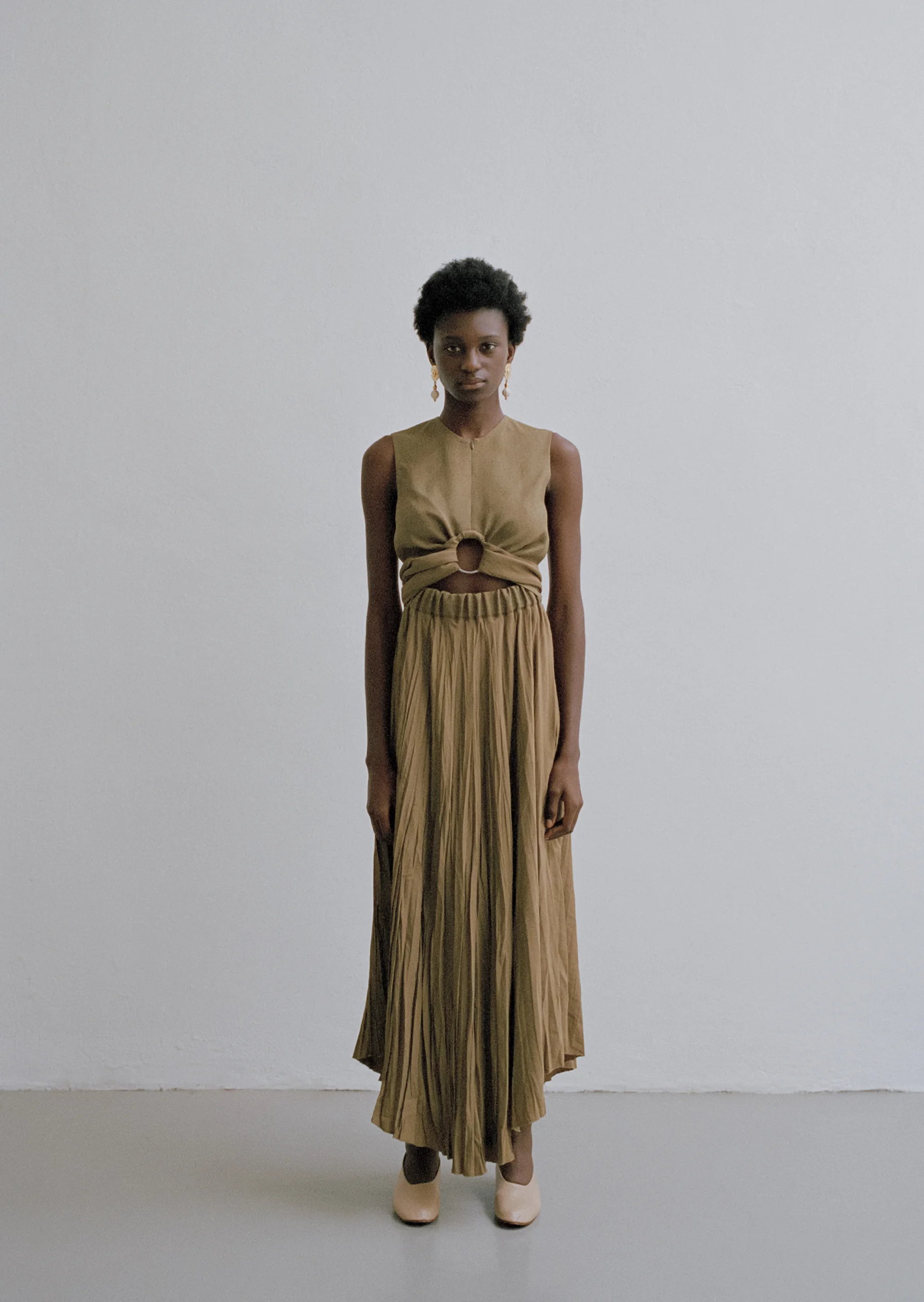 Raw linen and crush-pleated dress, golden pendant earrings MADAME PAULINE VINTAGE 