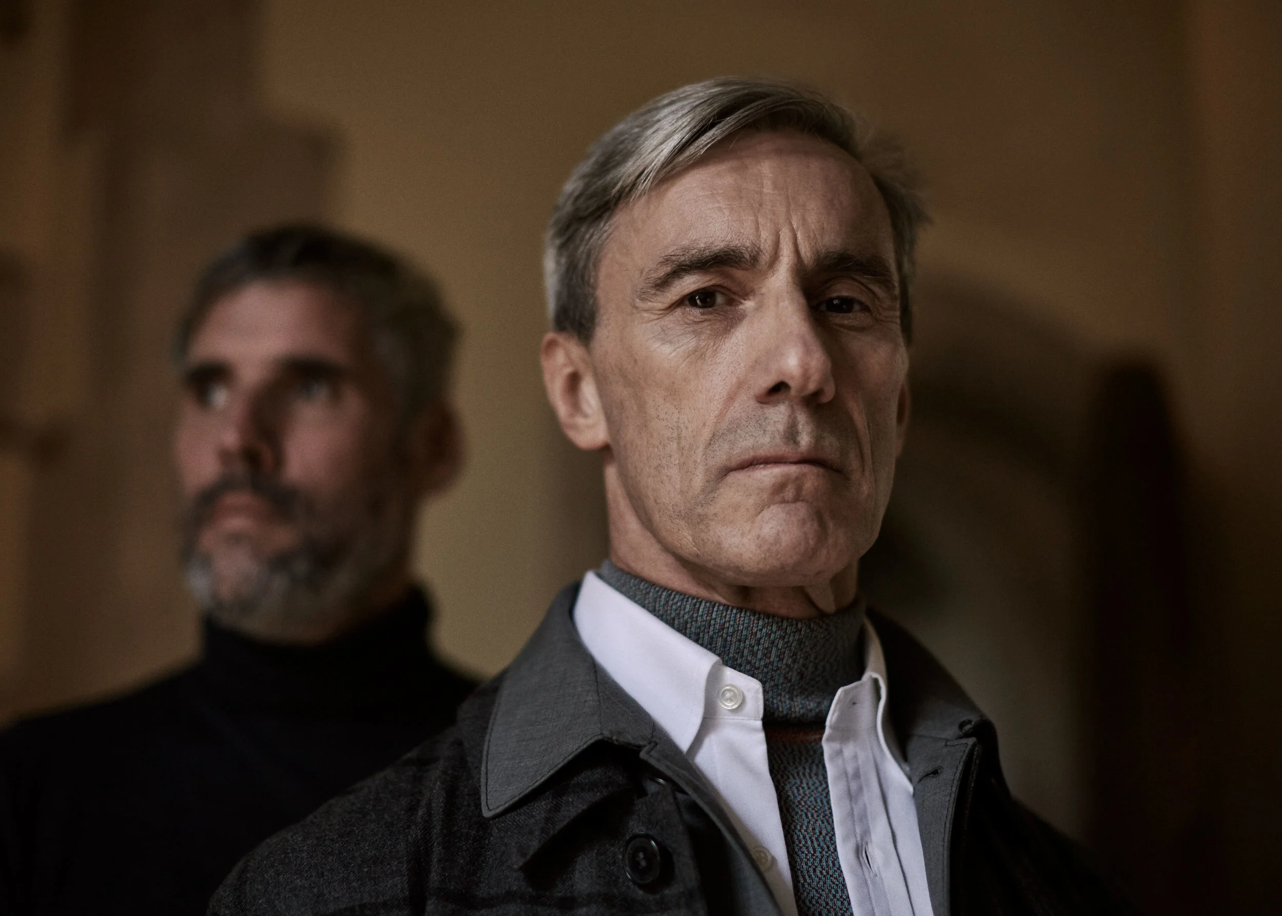 RIGHT: grey wool turtleneck sweater and wool sharkskin jacket PRADA, popeline shirt SIVIGLIA, wool checkered coat MASSIMO DUTTI. LEFT: black wool turtleneck sweater PRINGLE OF SCOTLAND.