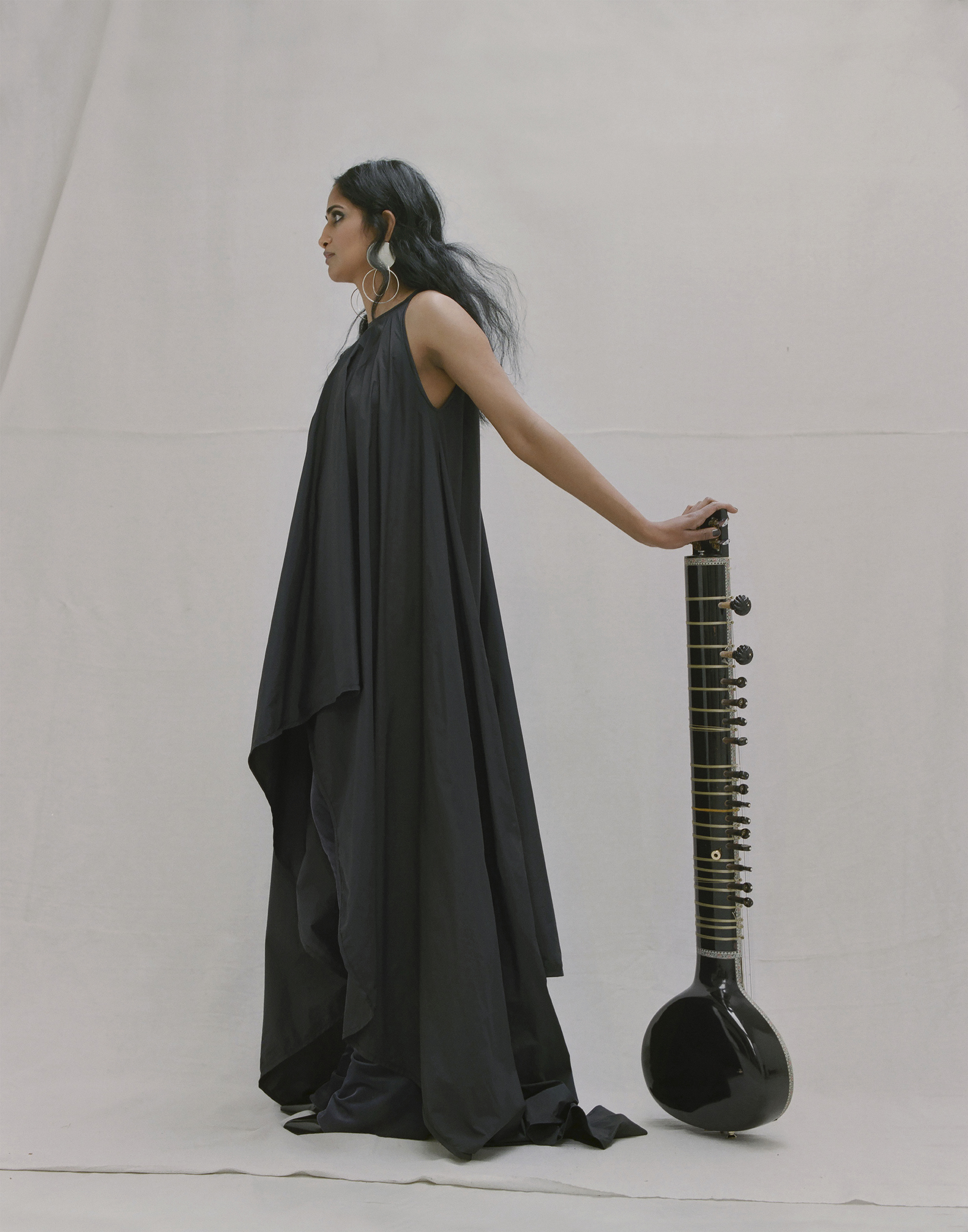  Asymmetrical long dress and trousers MICHAEL OLESTAD,&nbsp;black leather shoes PACO RABANNE,&nbsp;earrings ANNIE COSTELLO BROWN. 