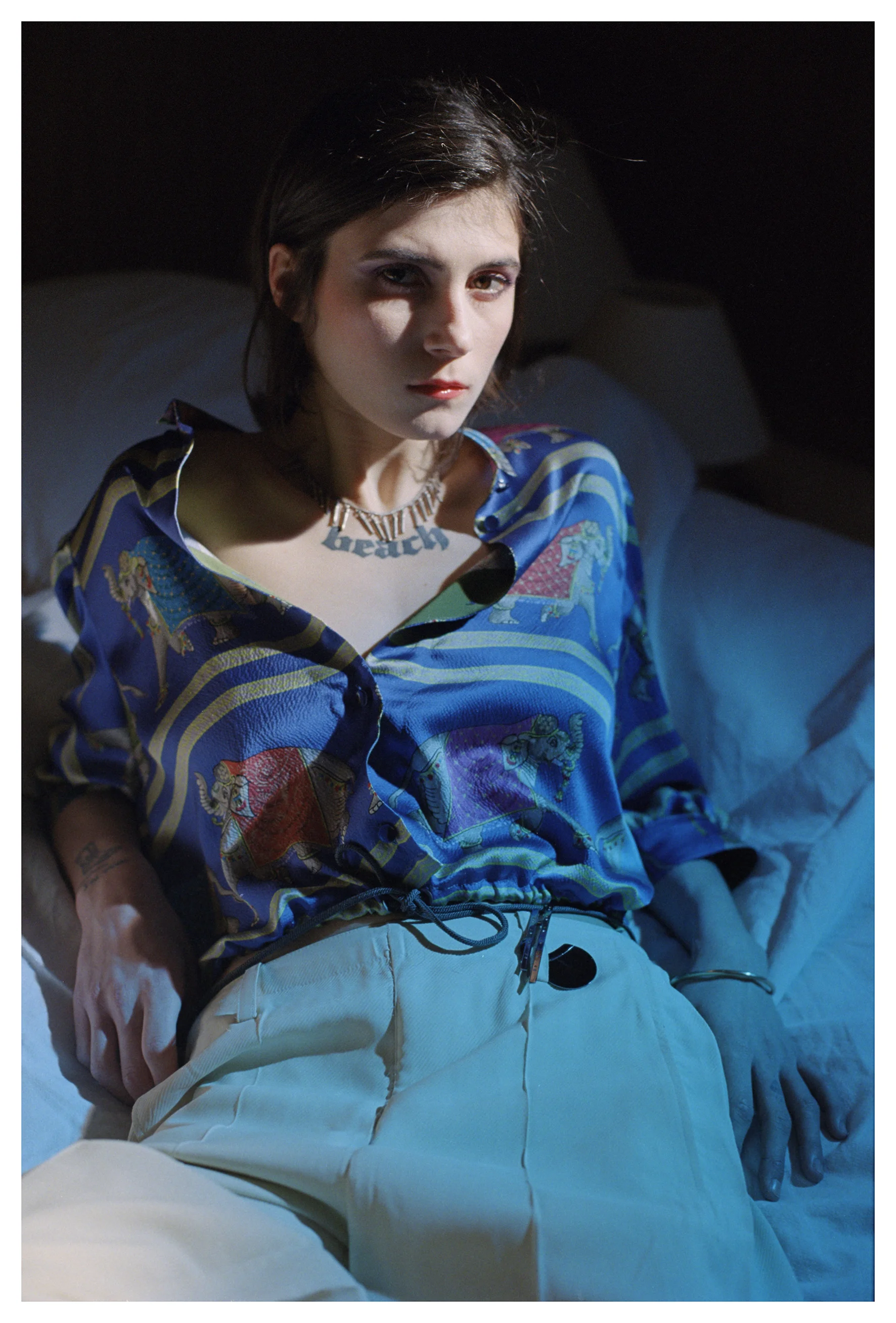 Elephant print silk shirt EMPORIO ARMANI, cotton suit pants LEMAIRE, silver brooch COURRÈGES.
