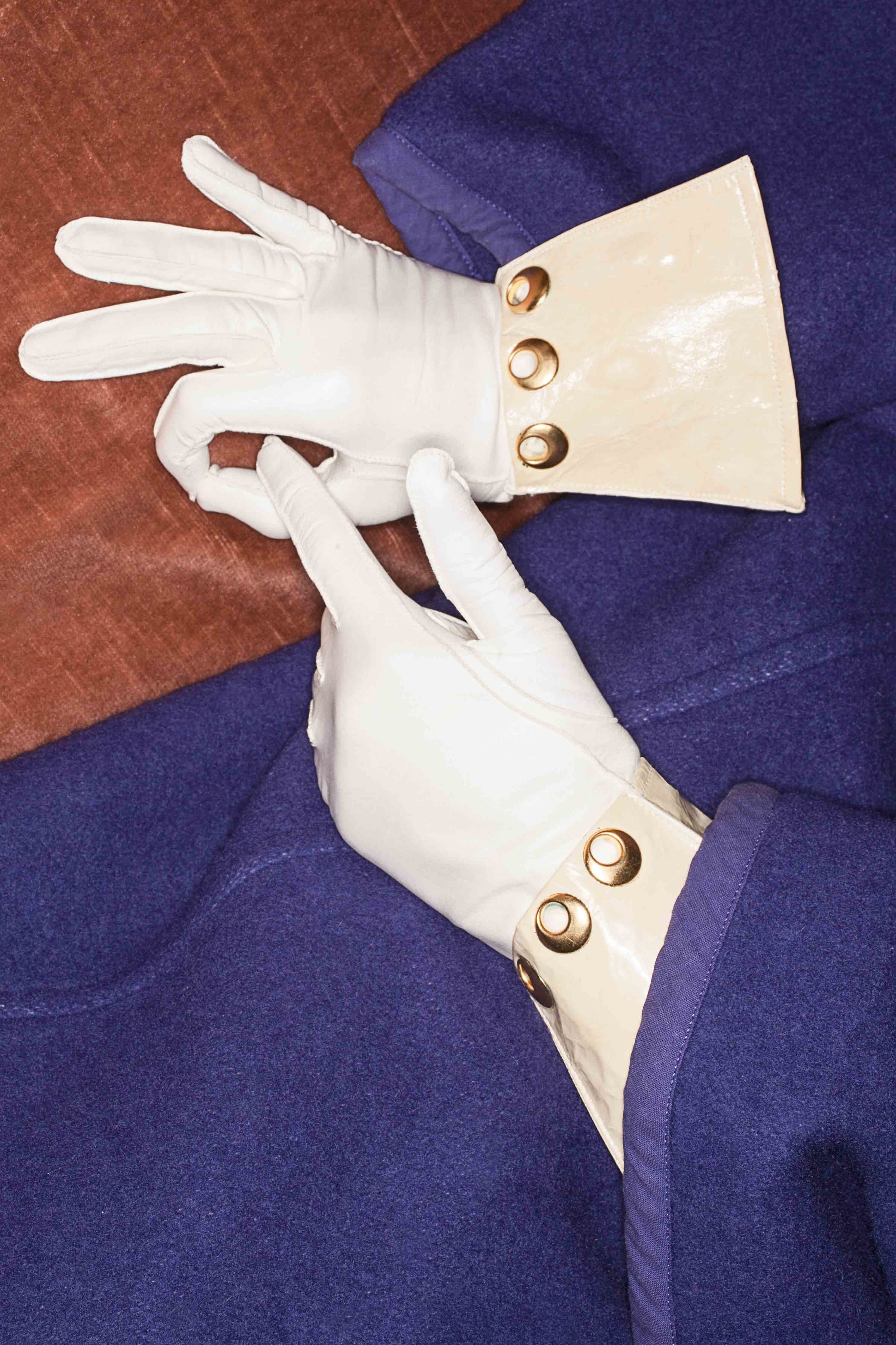  Gloves: Pusateri Firenze, coat: vintage  COMME des GARÇONS stylist own .   