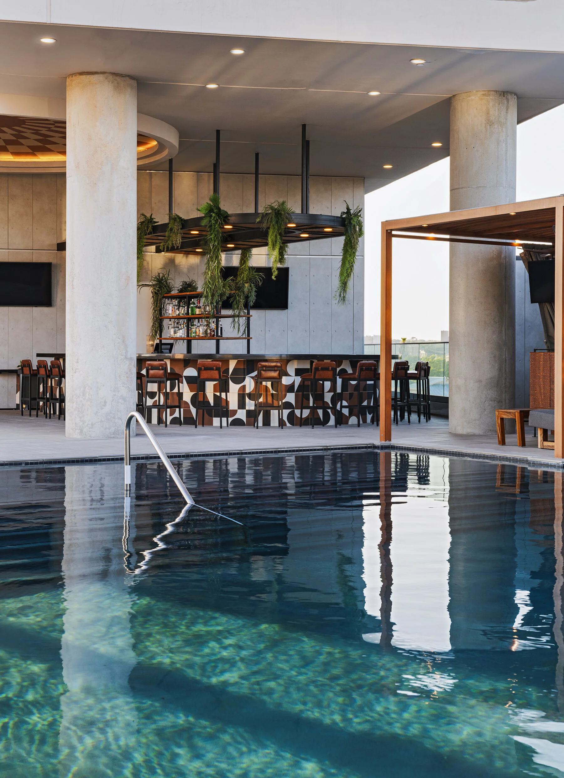 SATTH-pool-with-bar.jpg