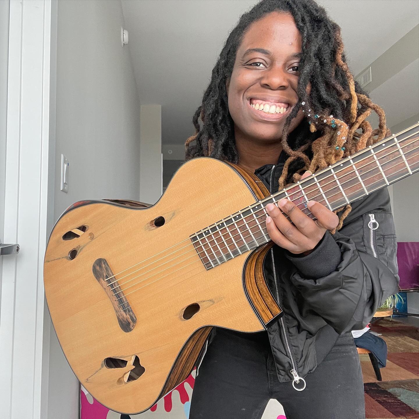 Meet the newest member of Yazzy&rsquo;s Guitar Baddies Club&trade;: a 7-string baritone acoustic guitar made by the amazing Eric Weigeshoff of @skytopguitars! Demos coming soon once I get this thing tuned properly 😅🥲 And thanks to the Woodstock Lut