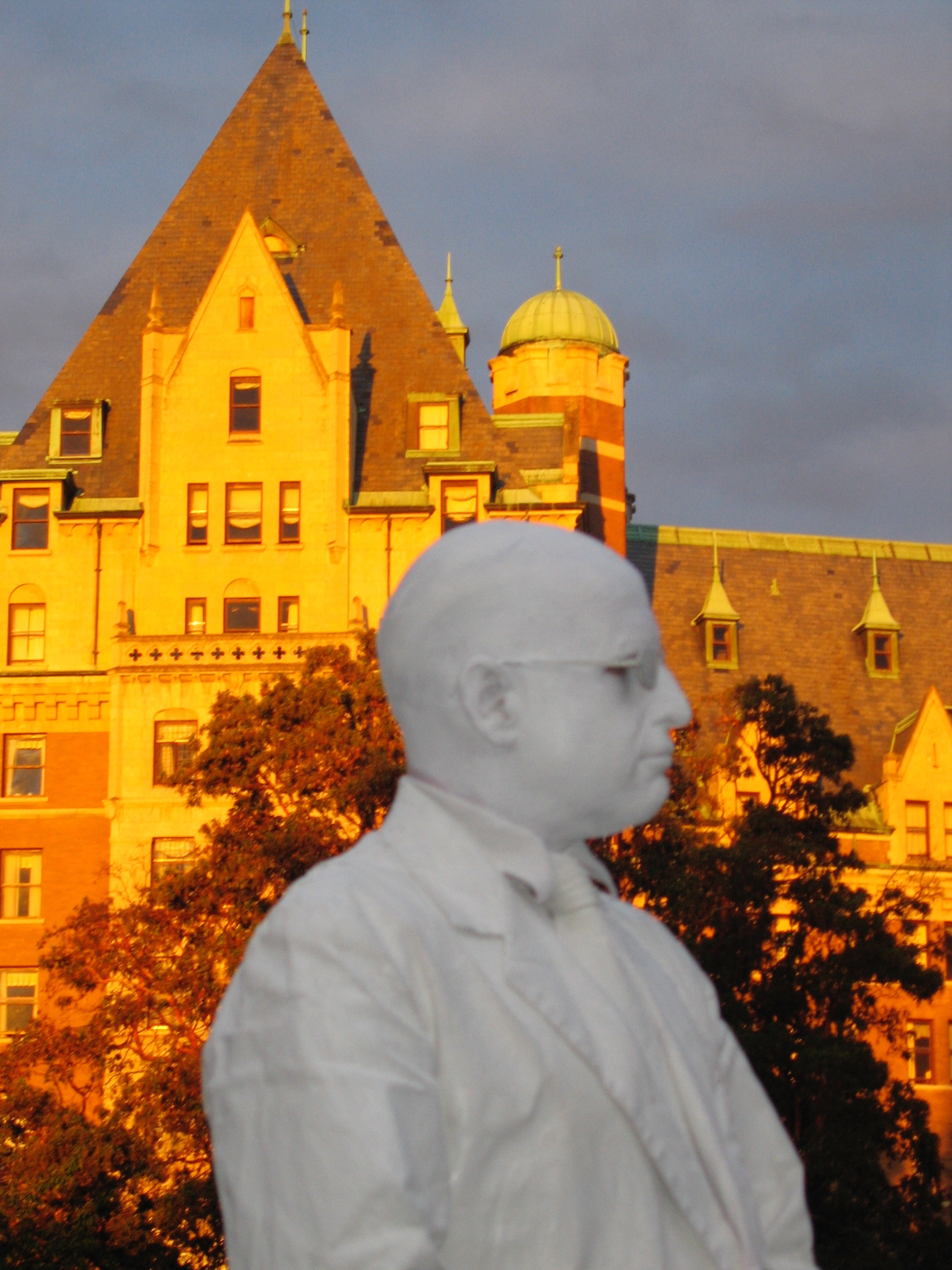 Clark as 'Plasterman' on the Inner Harbour, Victoria.