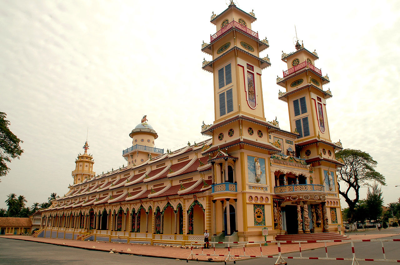 Cao Dai Temple wide angle image, shot by Vashikaran Rajendrasingh, 13 July 2007 (original upload date)