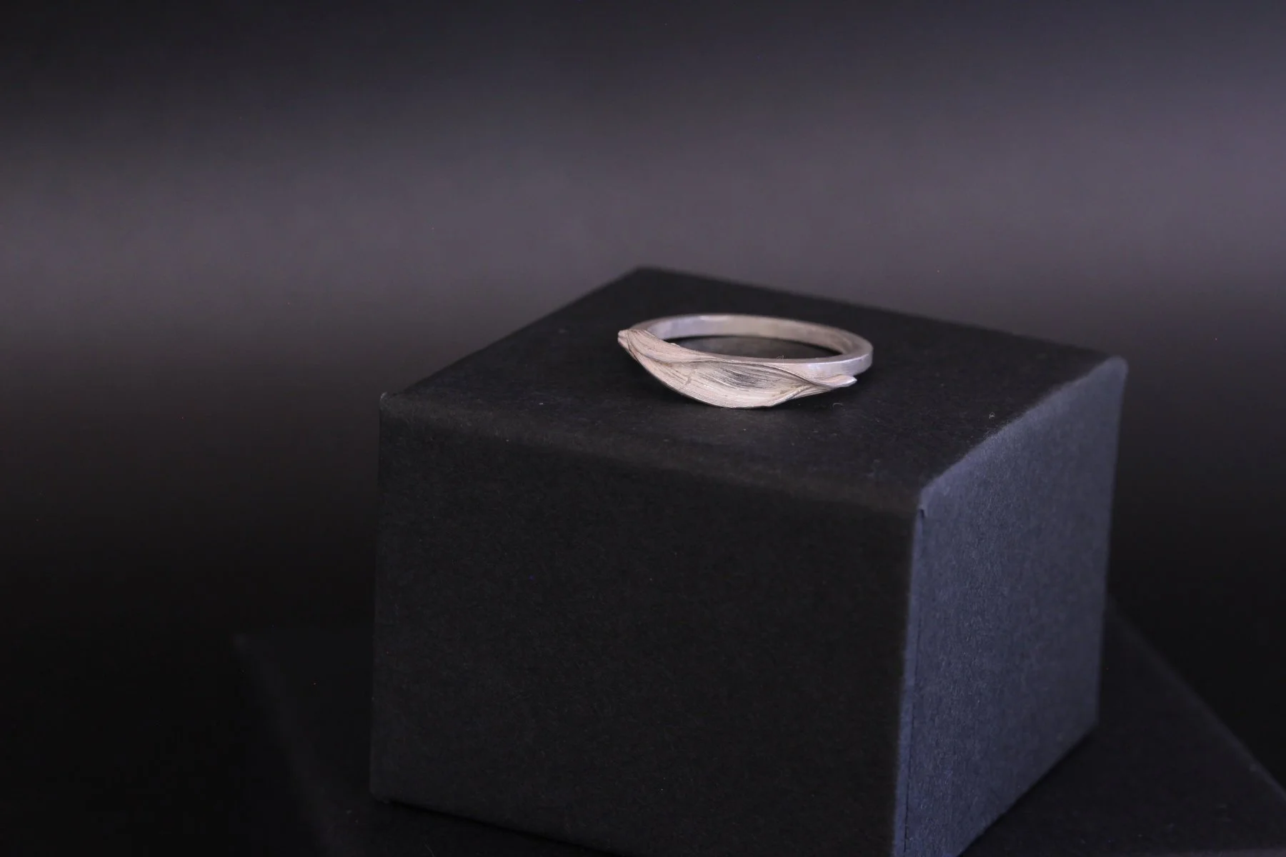 Lizzy Chambers Textured leaf ring silver 12 c.jpg