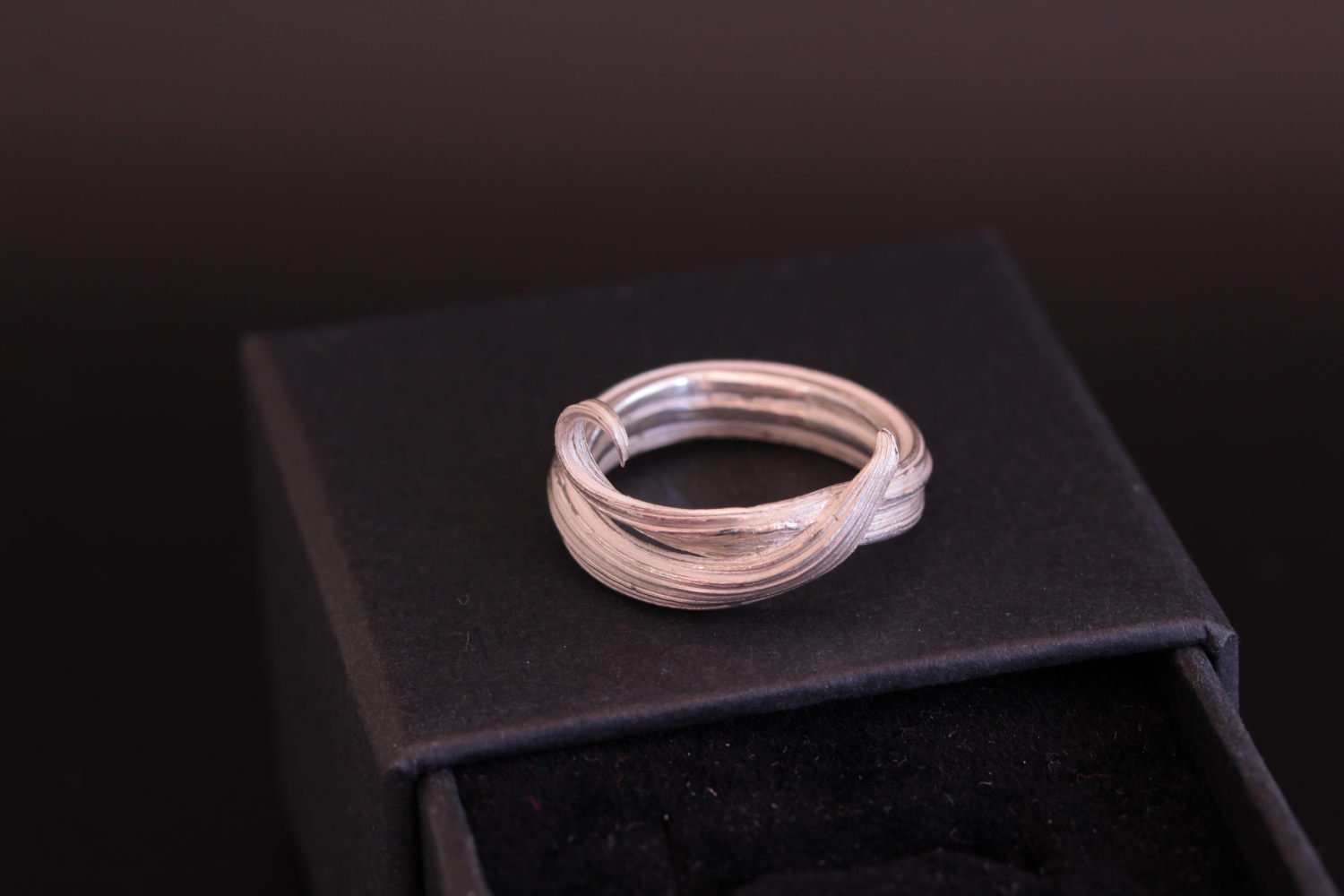 Lizzy Chambers Mitsuro Hikime Silver curl leaf ring (24).jpg
