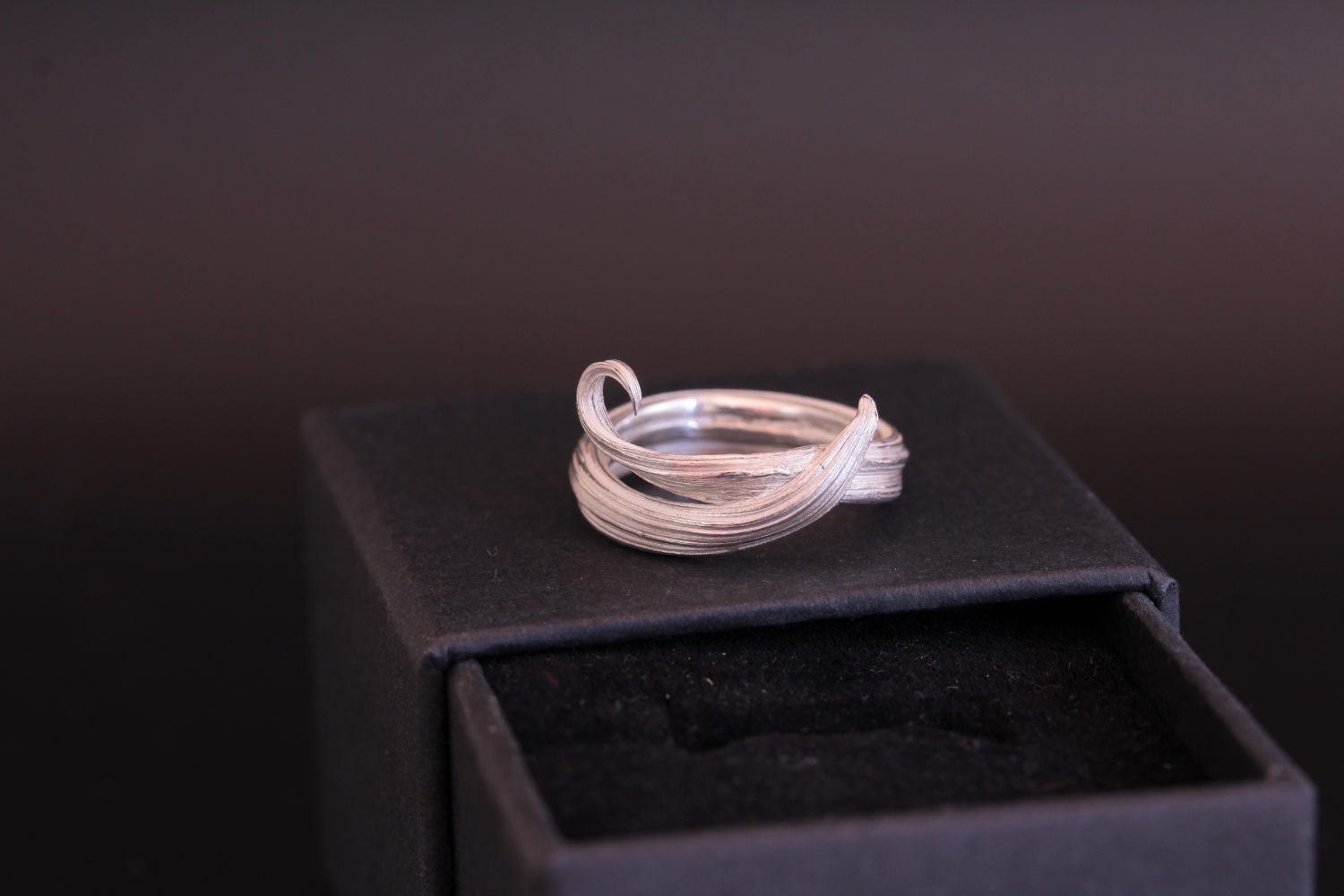 Lizzy Chambers Mitsuro Hikime Silver curl leaf ring (27).jpg