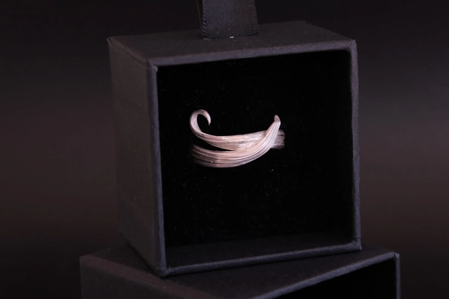 Lizzy Chambers Mitsuro Hikime Silver curl leaf ring (14).jpg
