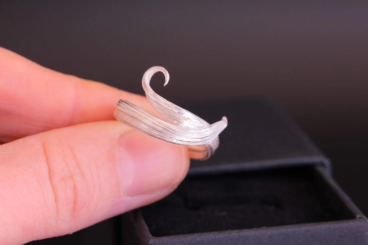 Lizzy Chambers Mitsuro Hikime Silver curl leaf ring (33).jpg