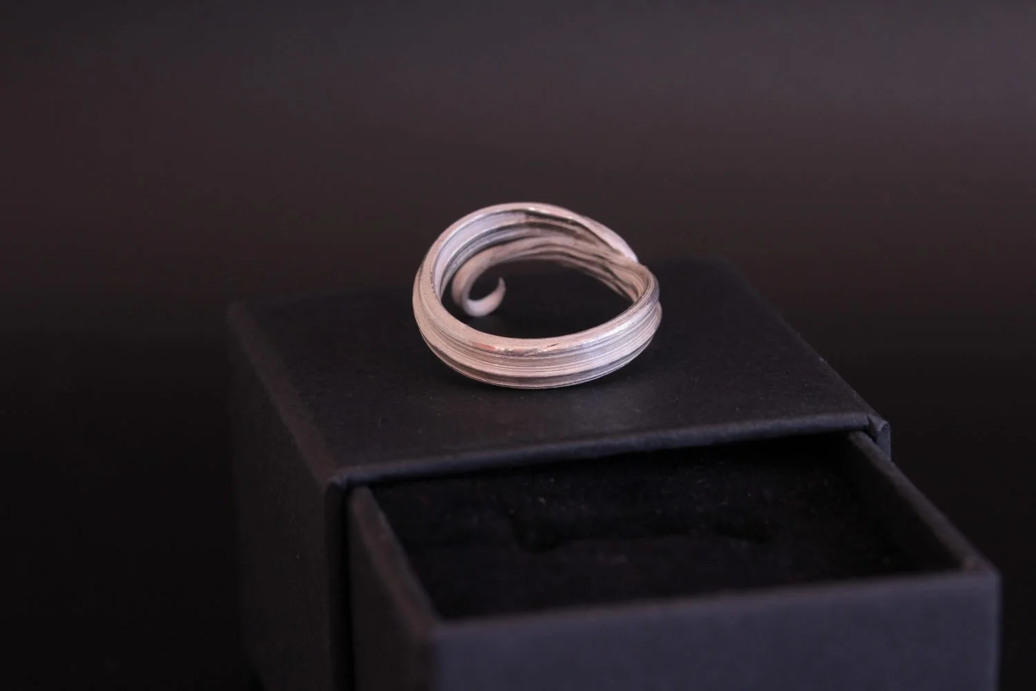 Lizzy Chambers Mitsuro Hikime Silver curl leaf ring (3).jpg