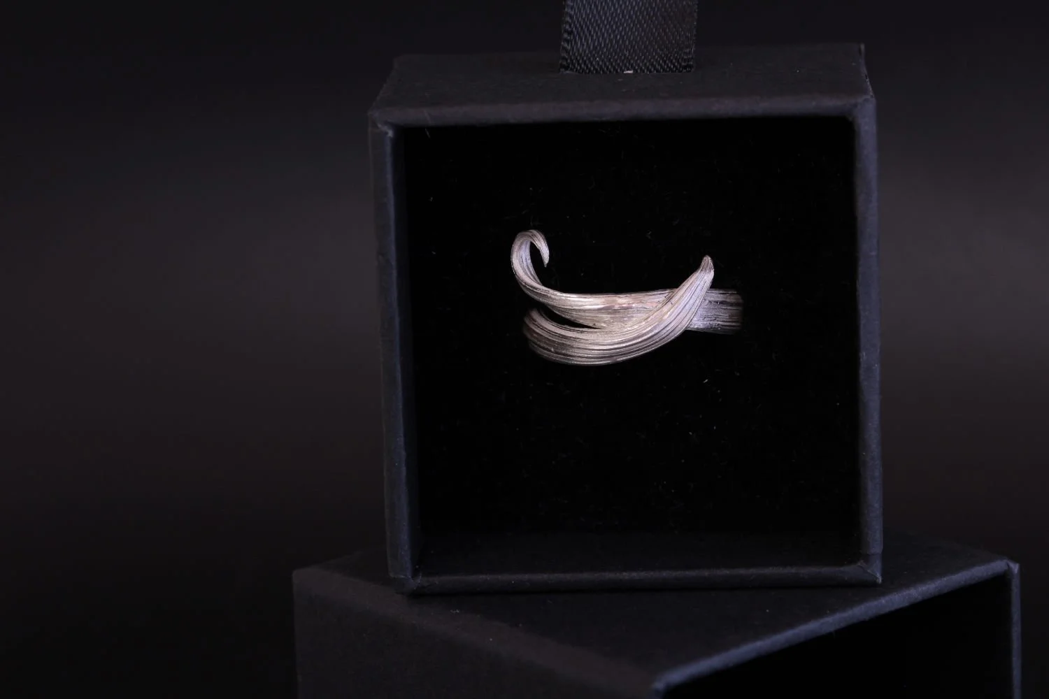 Lizzy Chambers Mitsuro Hikime Silver curl leaf ring (10).jpg