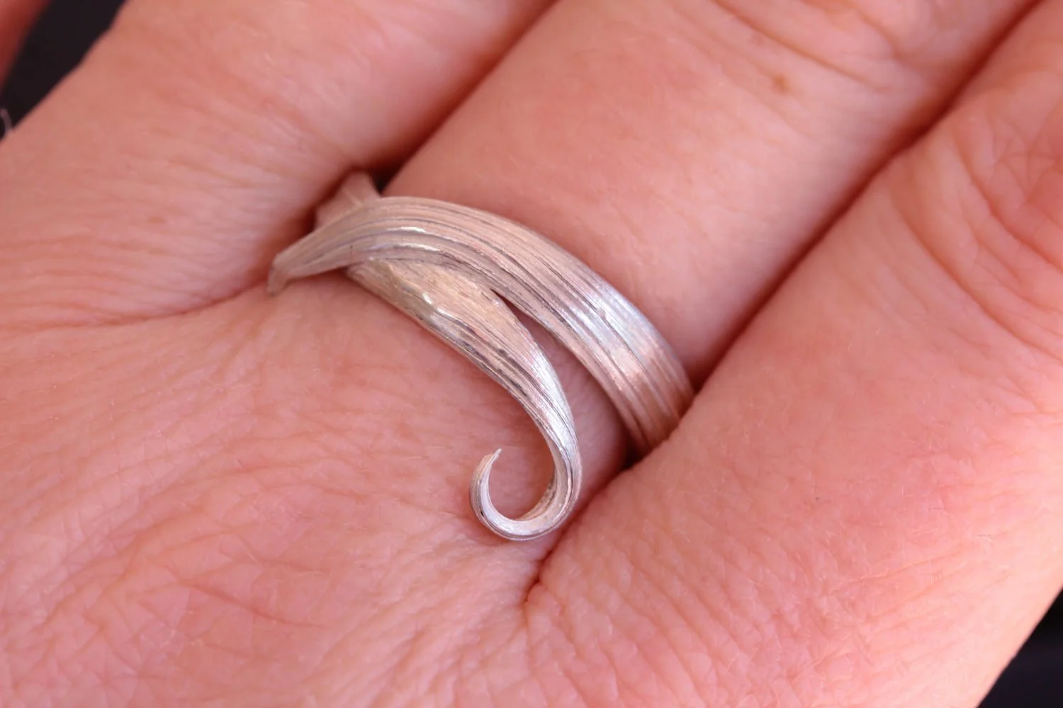 Lizzy Chambers Mitsuro Hikime Silver curl leaf ring (39).jpg