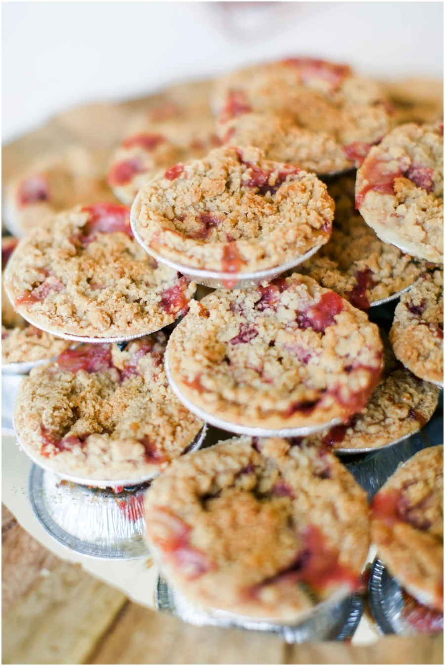 Mini pies for guests--so playful and fits perfectly with the vibe!