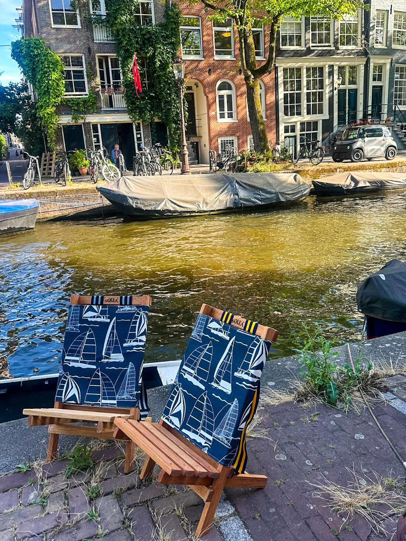 Las hicimos aqu&iacute;, pero viven donde las lleve el sol. ☀️
Hoy: &Aacute;msterdam. 
Gracias a quienes las llevan tan lejos y nos comparten la vista 🌍🪑.
(Colaboraci&oacute;n con @shopconcalma )