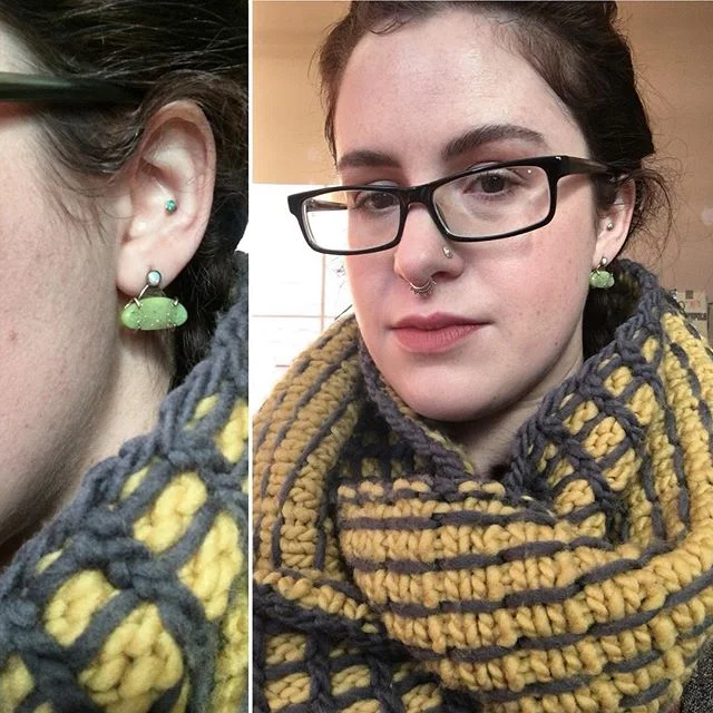 earrings by @rachelpfeffer
cowl is Mortar by @elisabethfuchsia
yarn is @quinceandco Puffin
.
.
.
#wednesdaymorning #wednesdayselfie #supportsmallbusiness #supportsmallshops #indiejewelry #indiejeweler #indieknitdesigner #knitting #knitlove #knitterso