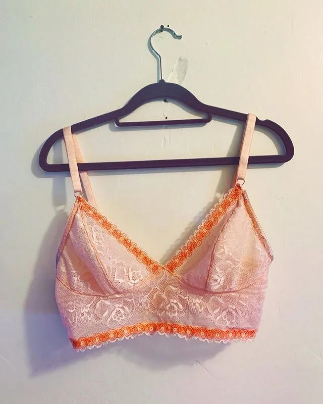 back on my sewing game with a new @clothhabit watson bra! swipe to the end for a modeled shot. kit from @tailormadeshop, followed their blog post to fully line and enclose all seams. size 32E (who knew lol) determined thanks to the awesome sizing cal