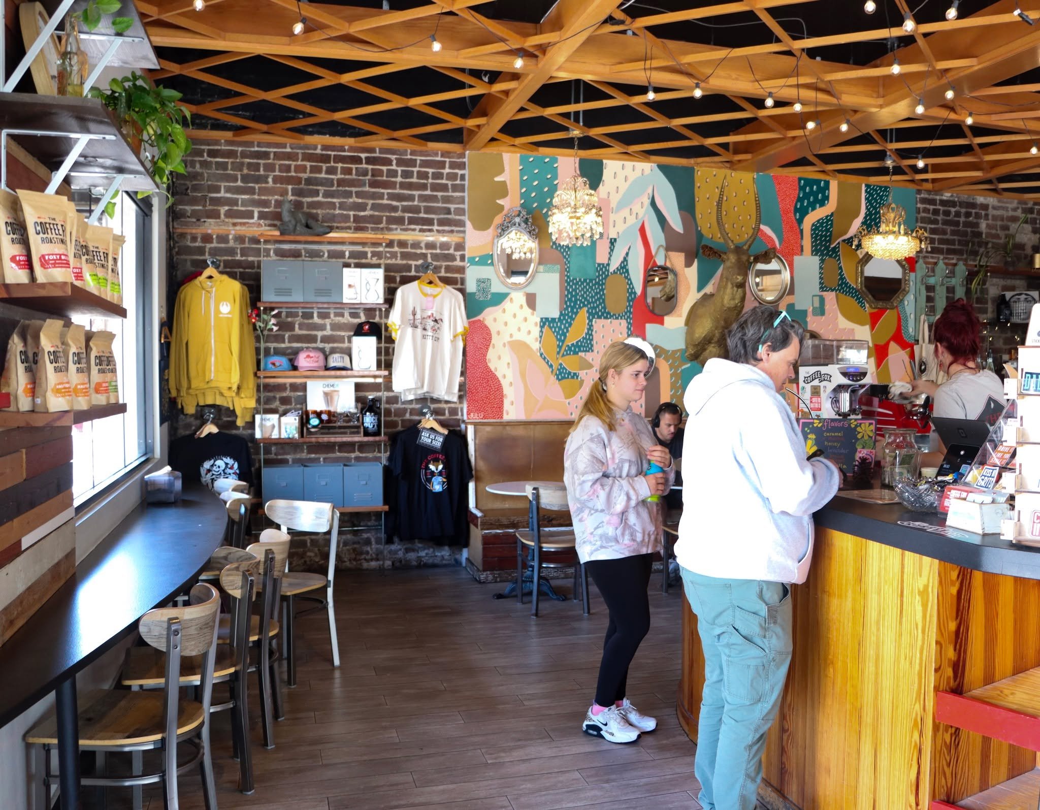 Good coffee, good people, good energy.
Join the line &mdash; we&rsquo;ll make it worth the wait. 🤎🦊

#TheCoffeeFox #SavannahCafe #SavannahEats #CoffeeTime #912Eats #BroughtonStreet #LocalCoffeeShop #CafeLife