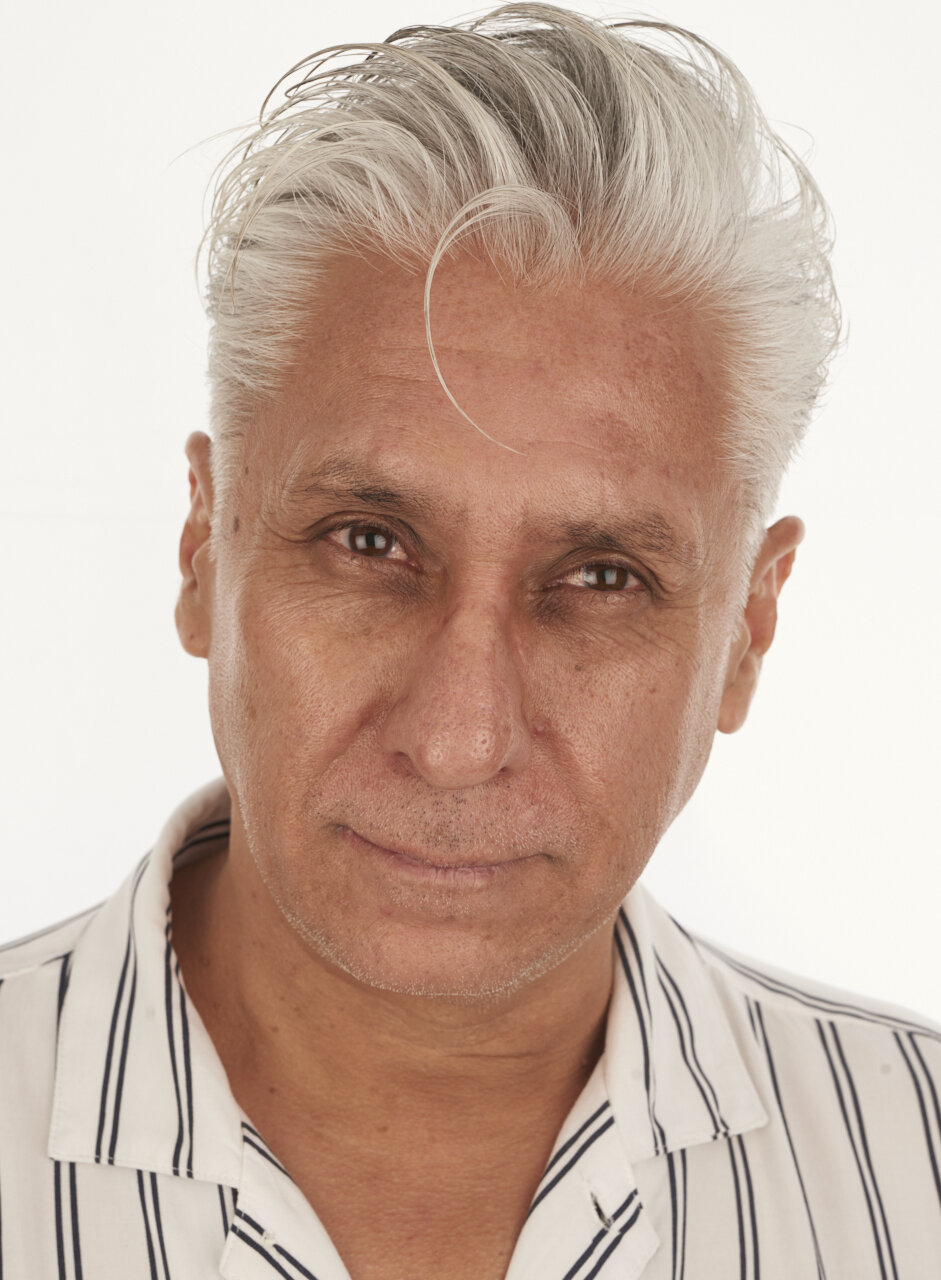 Holding_016.jpg