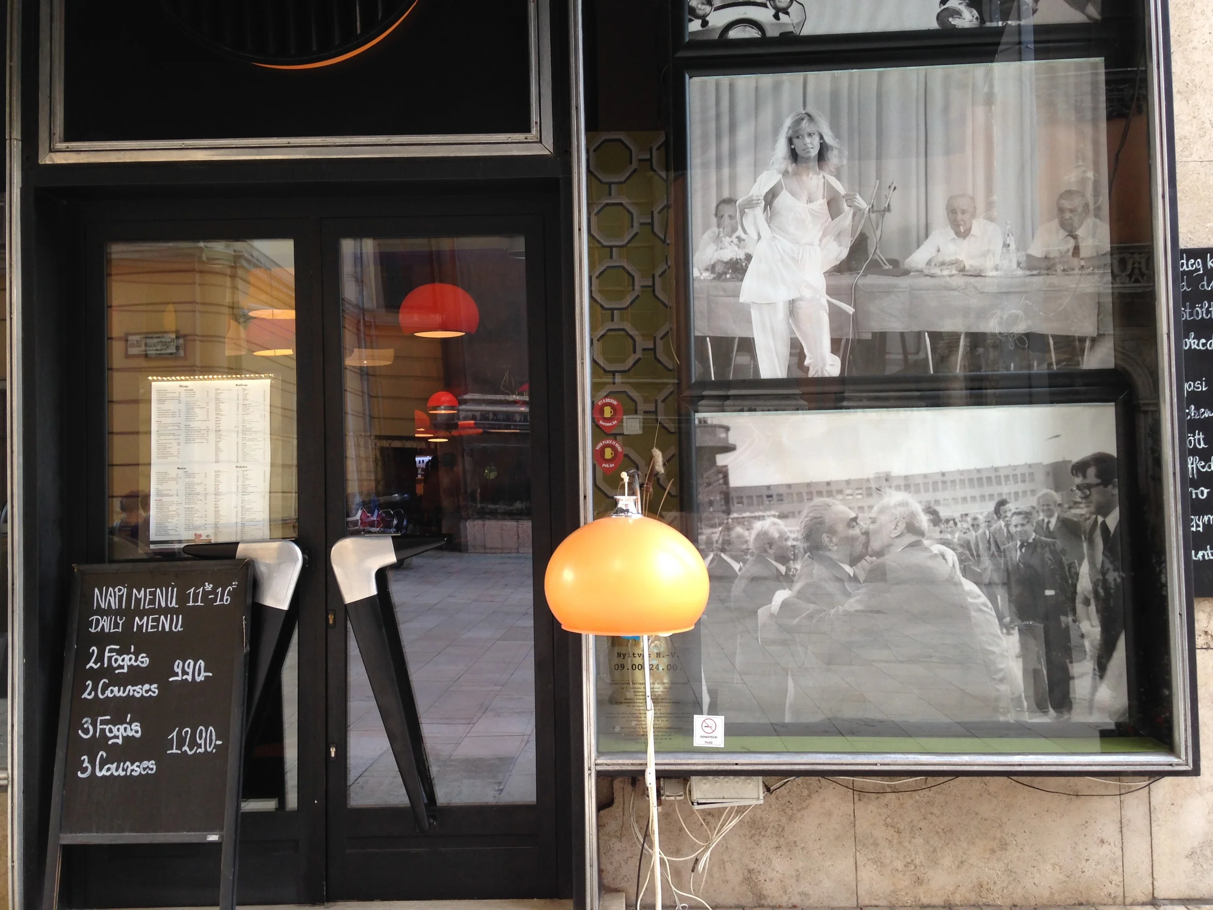 Café, Budapest HU (©2013)