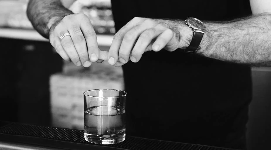 bartender-adding-twist-to-drink_925x.jpg