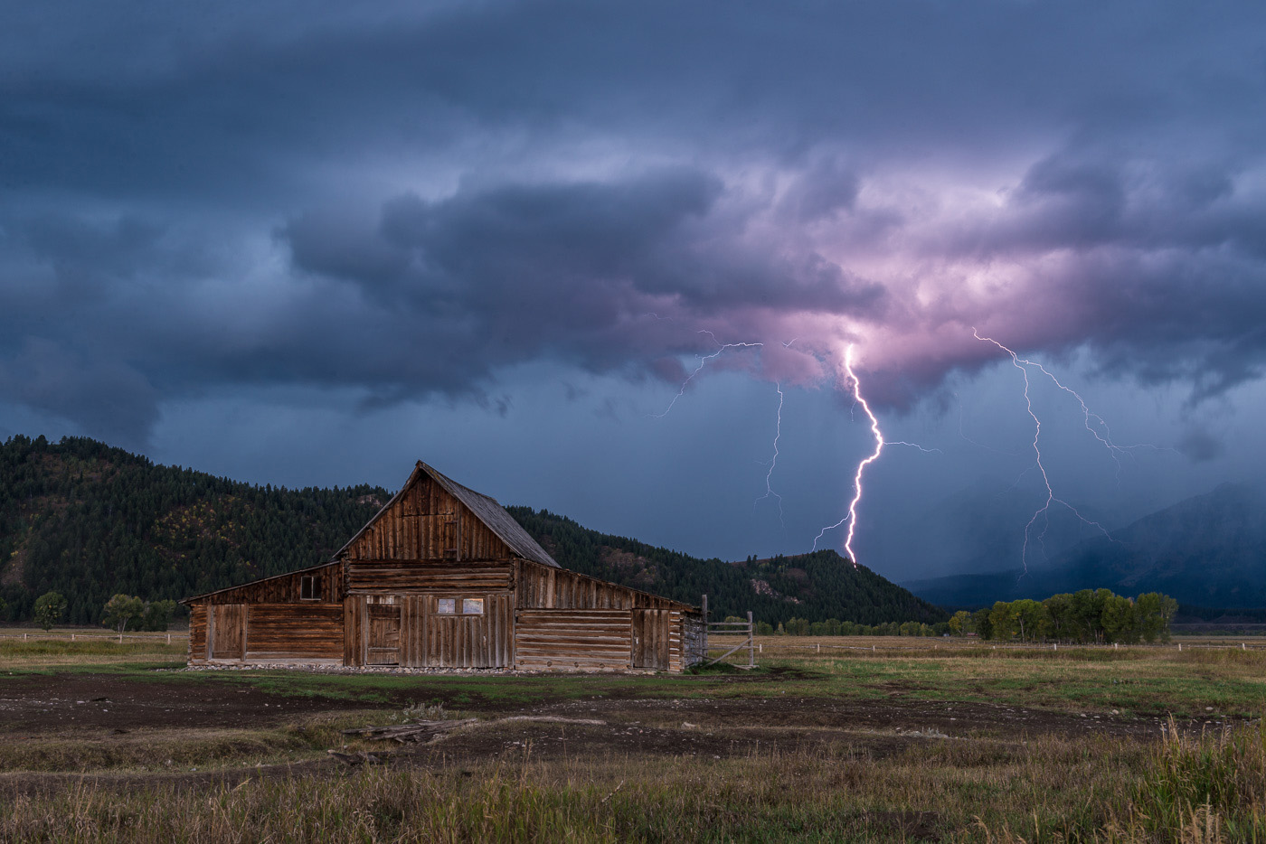 LightningMoultonBarn_©MikeRJackson.jpg