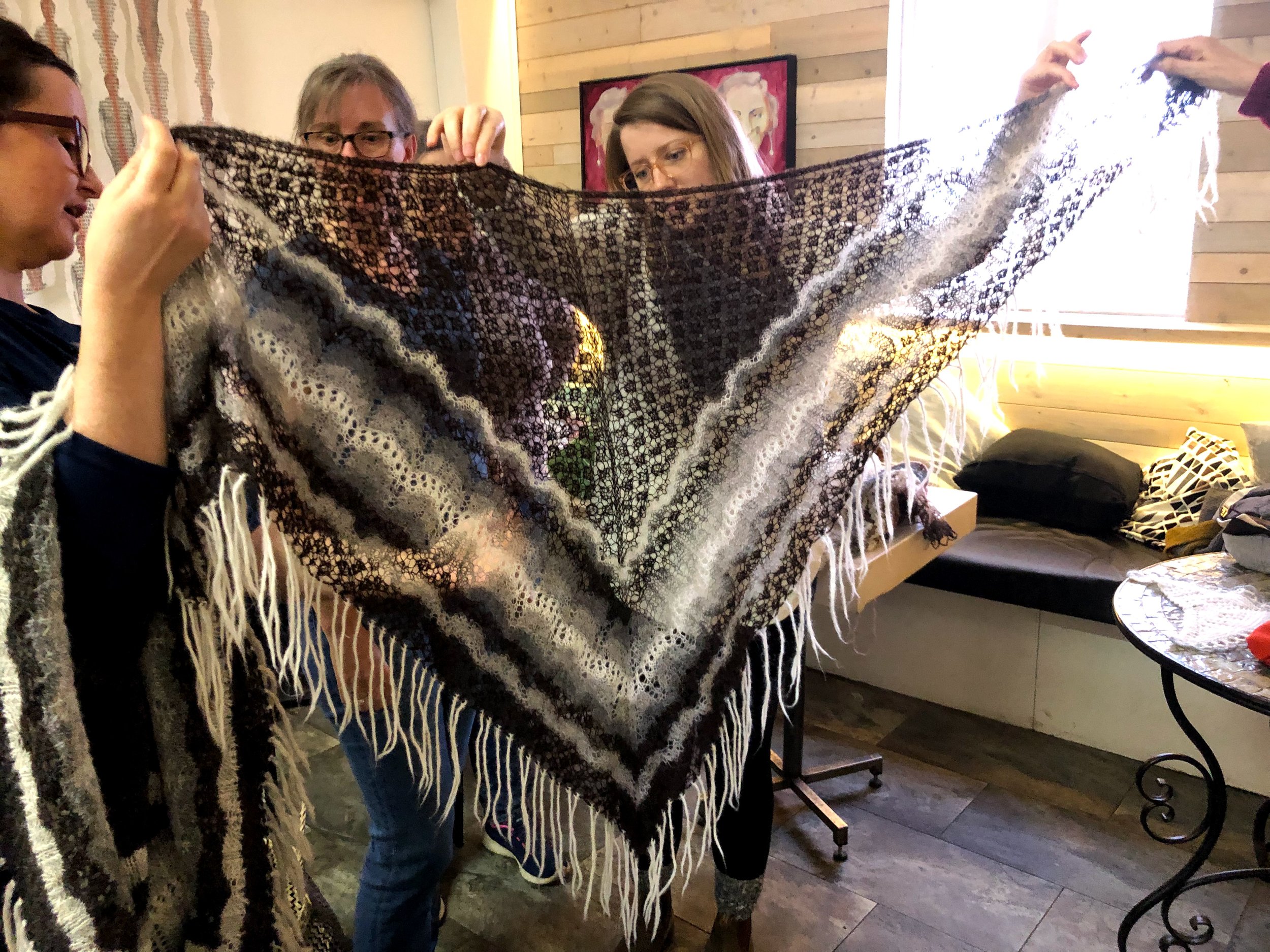  A traditional Icelandic triangle shawl featuring spider lace and undulating lace patterns (thank you Brigitte!) 