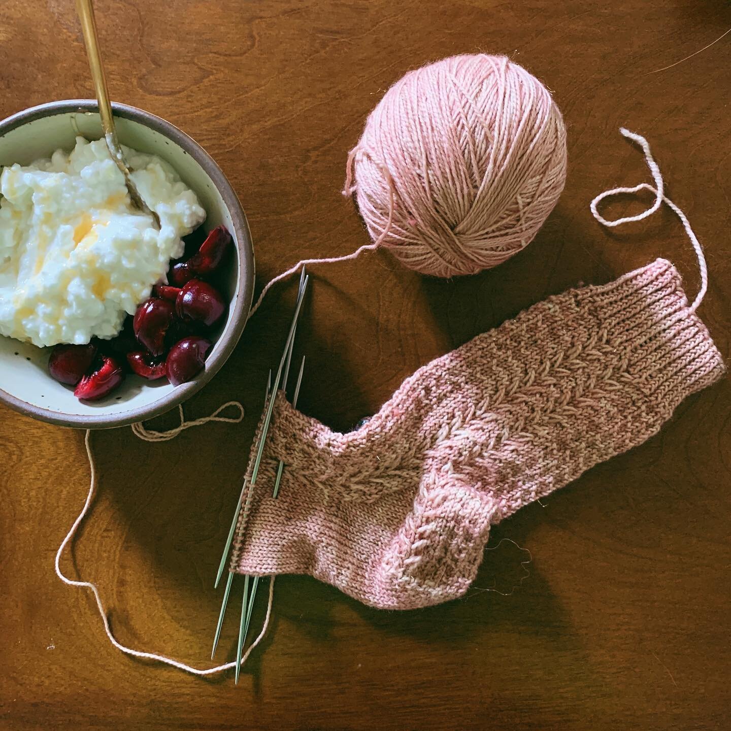 I feel as though if you were to scroll back several years my main postings on IG were photos of yarn with my breakfast so maybe it&rsquo;s time to bring that back ✨ loving this simply beautiful combo of #edmundsocks with @sweetsparrowknits yarn. Cher