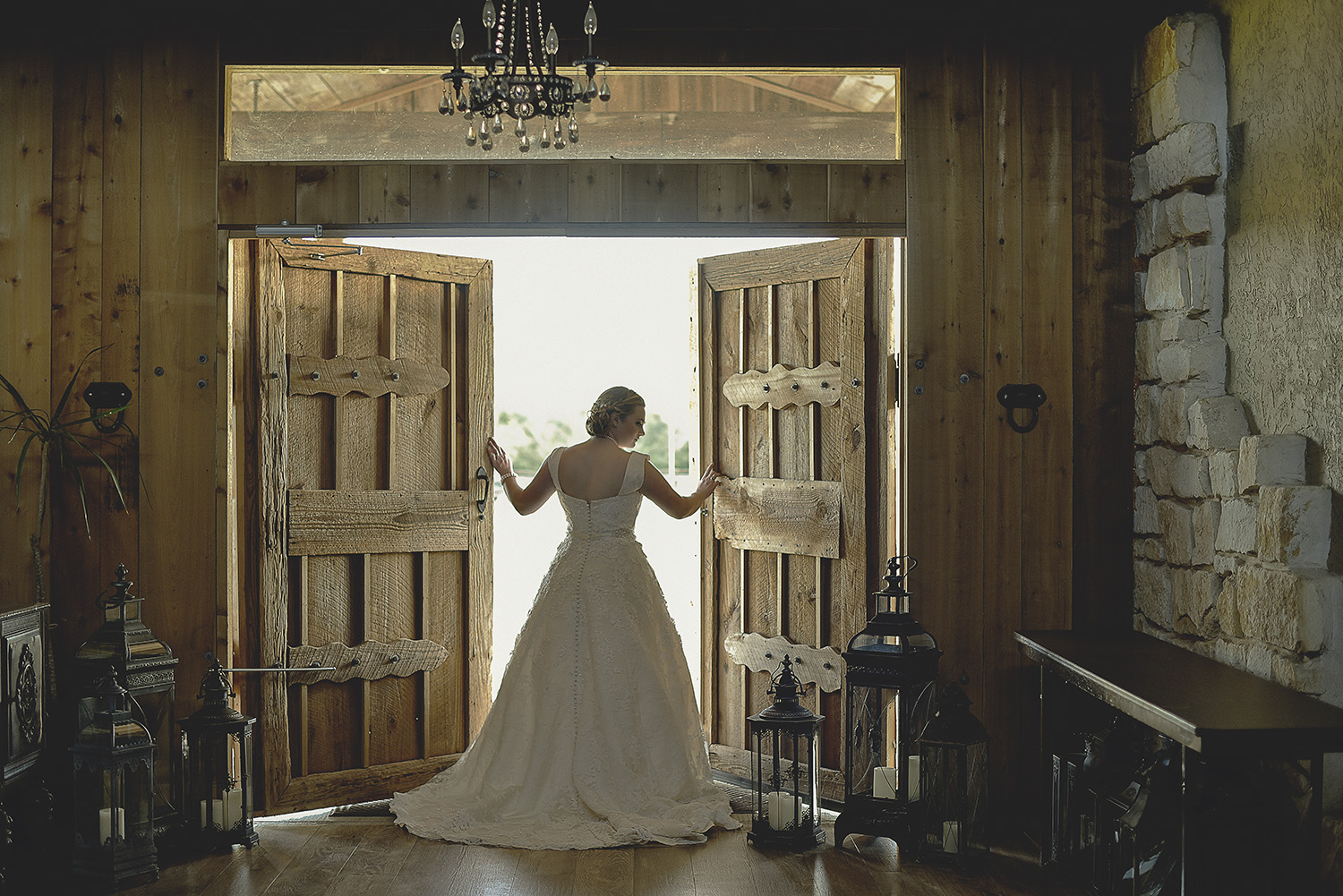 houston-tomball-moffitt-oaks-bridal-photo-rustic-doors