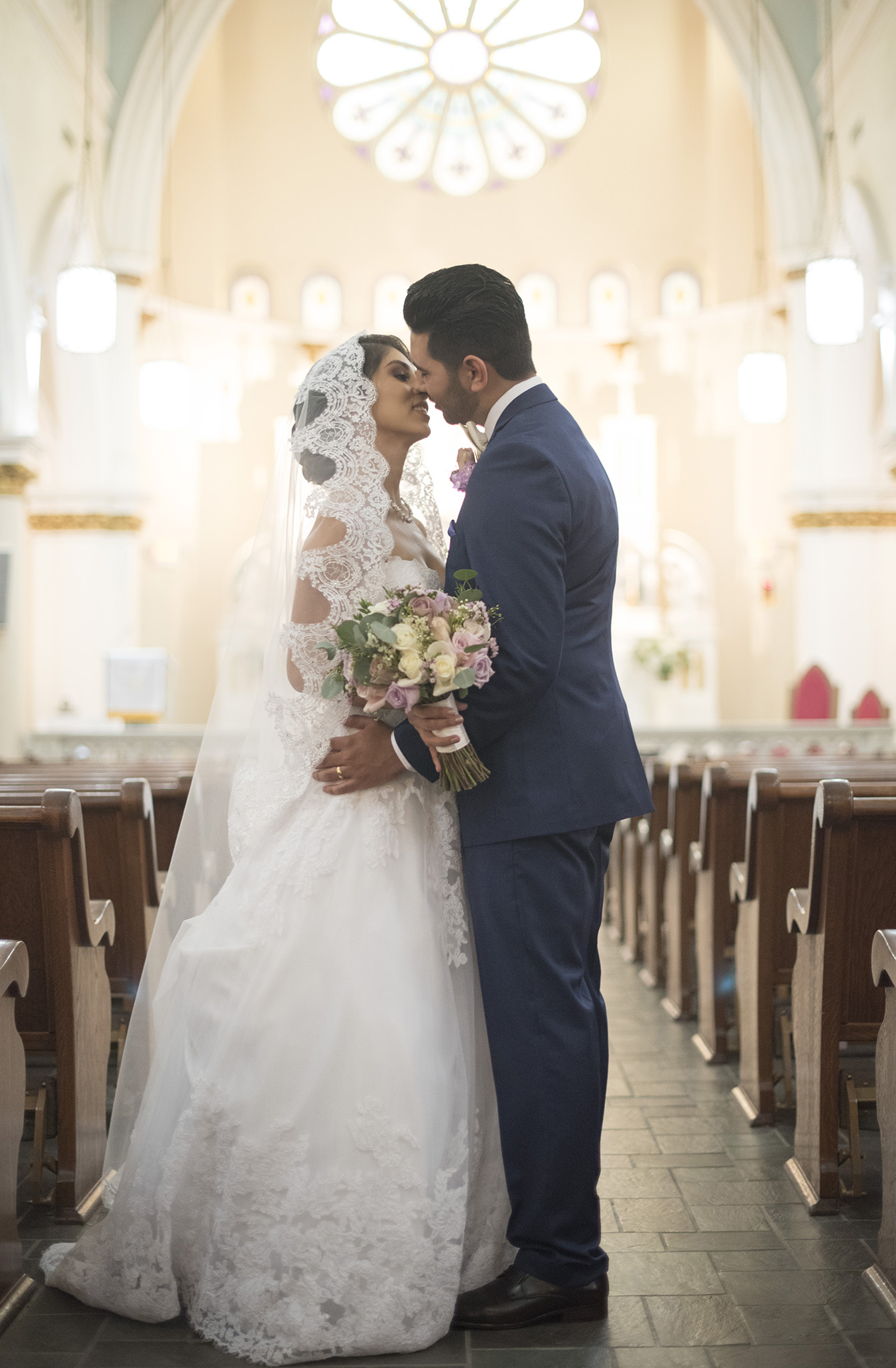 Houston-catholic-mexican-church-wedding-photographer-classy