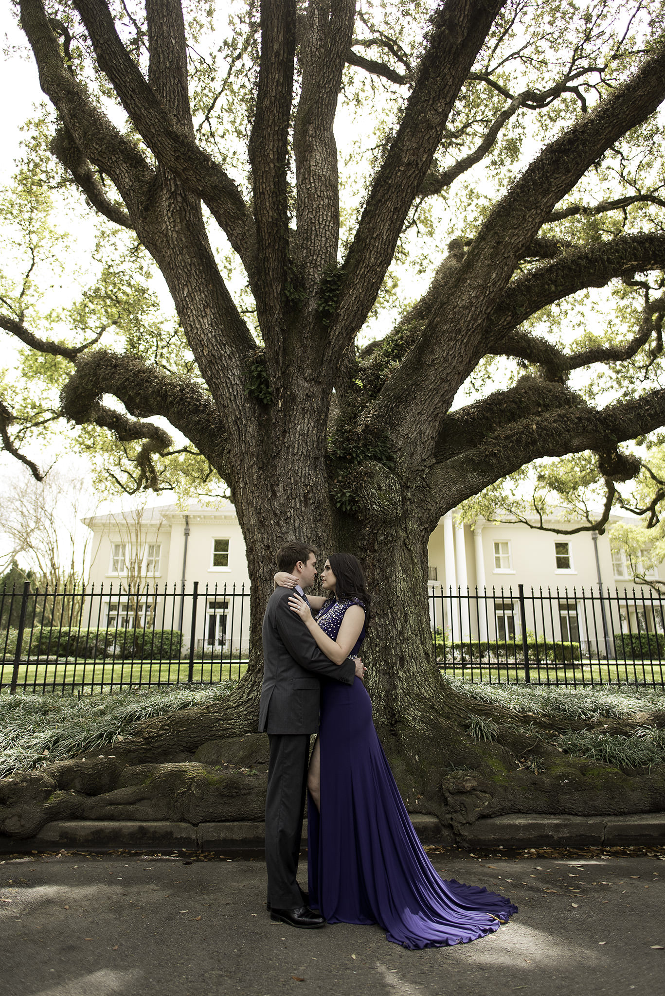 Houston-boulevard-oaks-classy-couple-lifestyle-engagement-photo