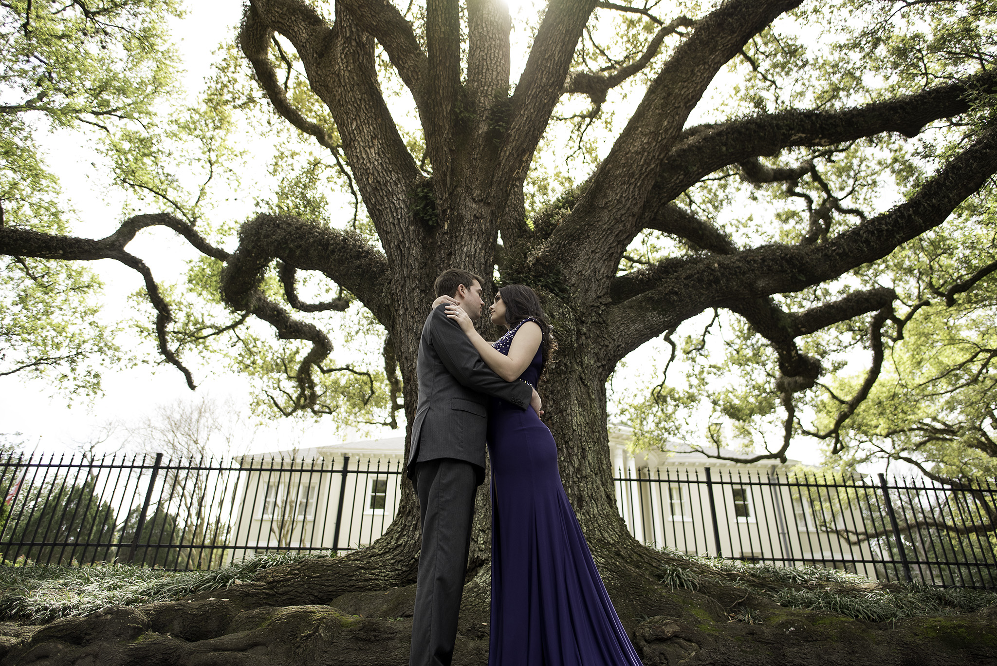 Houston-boulevard-oaks-classy-couple-lifestyle-engagement-photo