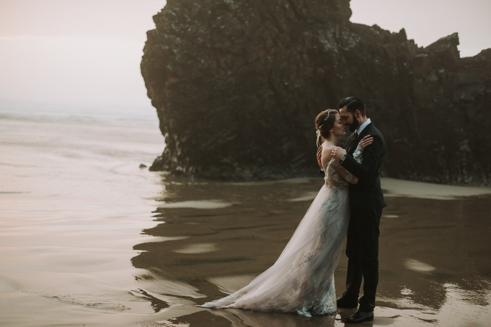 Hug-point-oregon-elopement-engagement-beach-photographer-