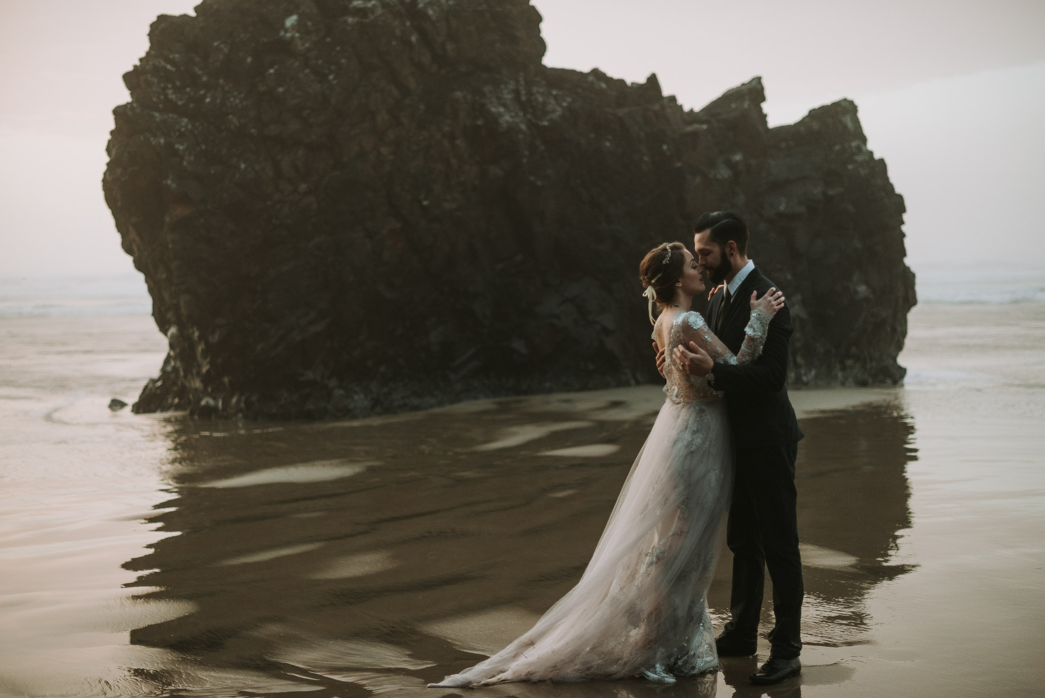 Hug-point-oregon-elopement-engagement-beach-photographer-