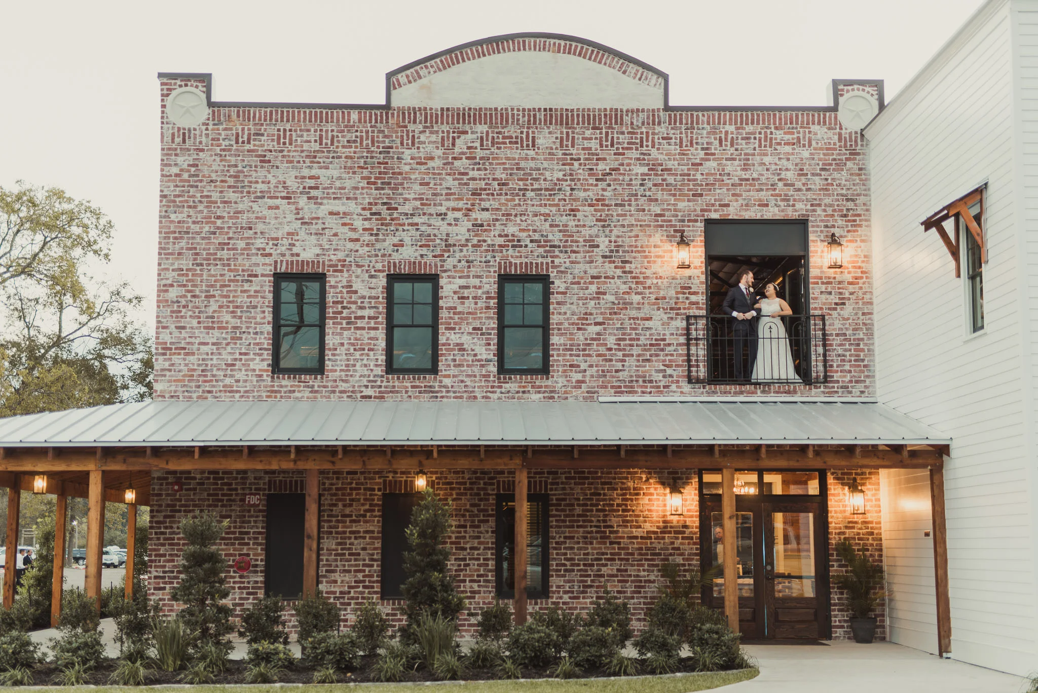 Hochziet-hall-old-town-spring-houston-texas-wedding-venue-photographer-classic-vintage
