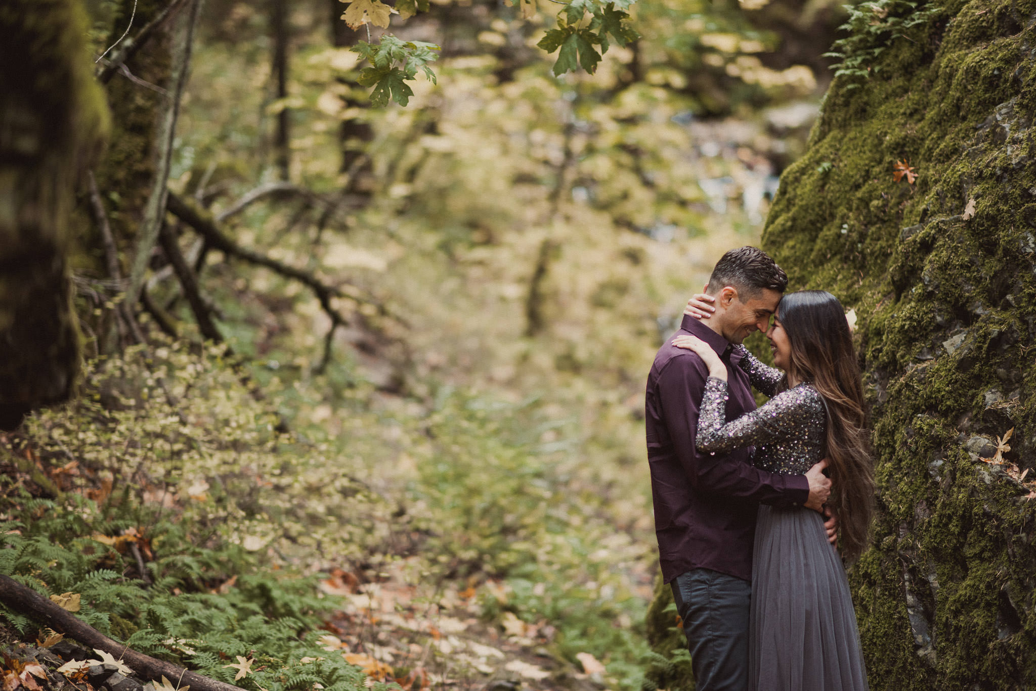 oregon-starvation-creek-park-waterfall-adventure-engagement-photographer