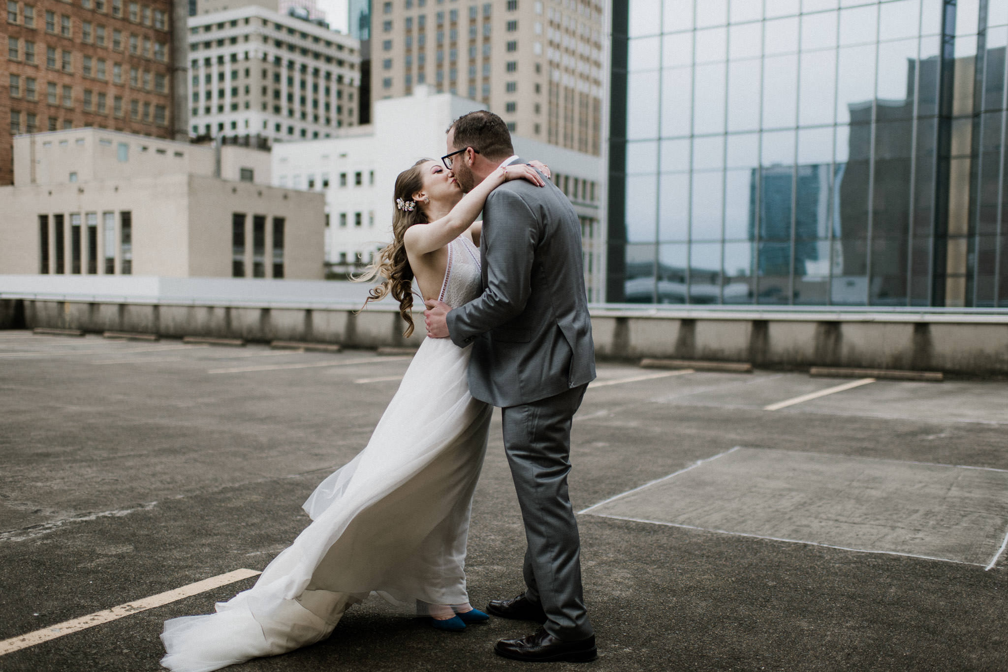 houston-rooftop-first-look-wedding-downtown-photographer