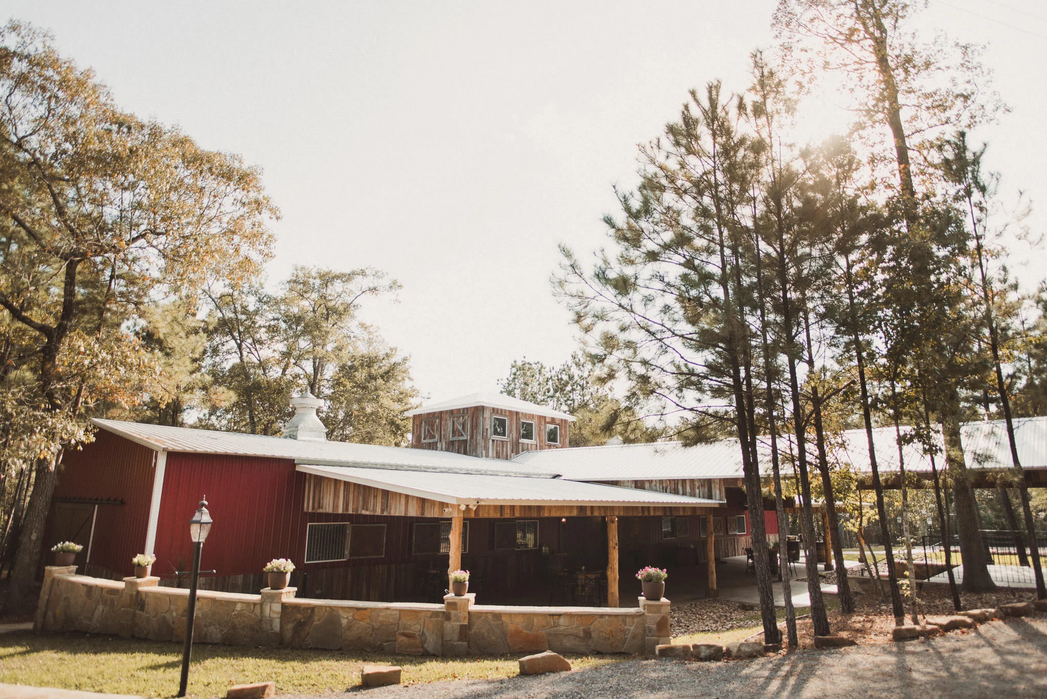 magnolia-bells-rustic-woodsy-houston-resort-wedding-photographer-cabin-decor