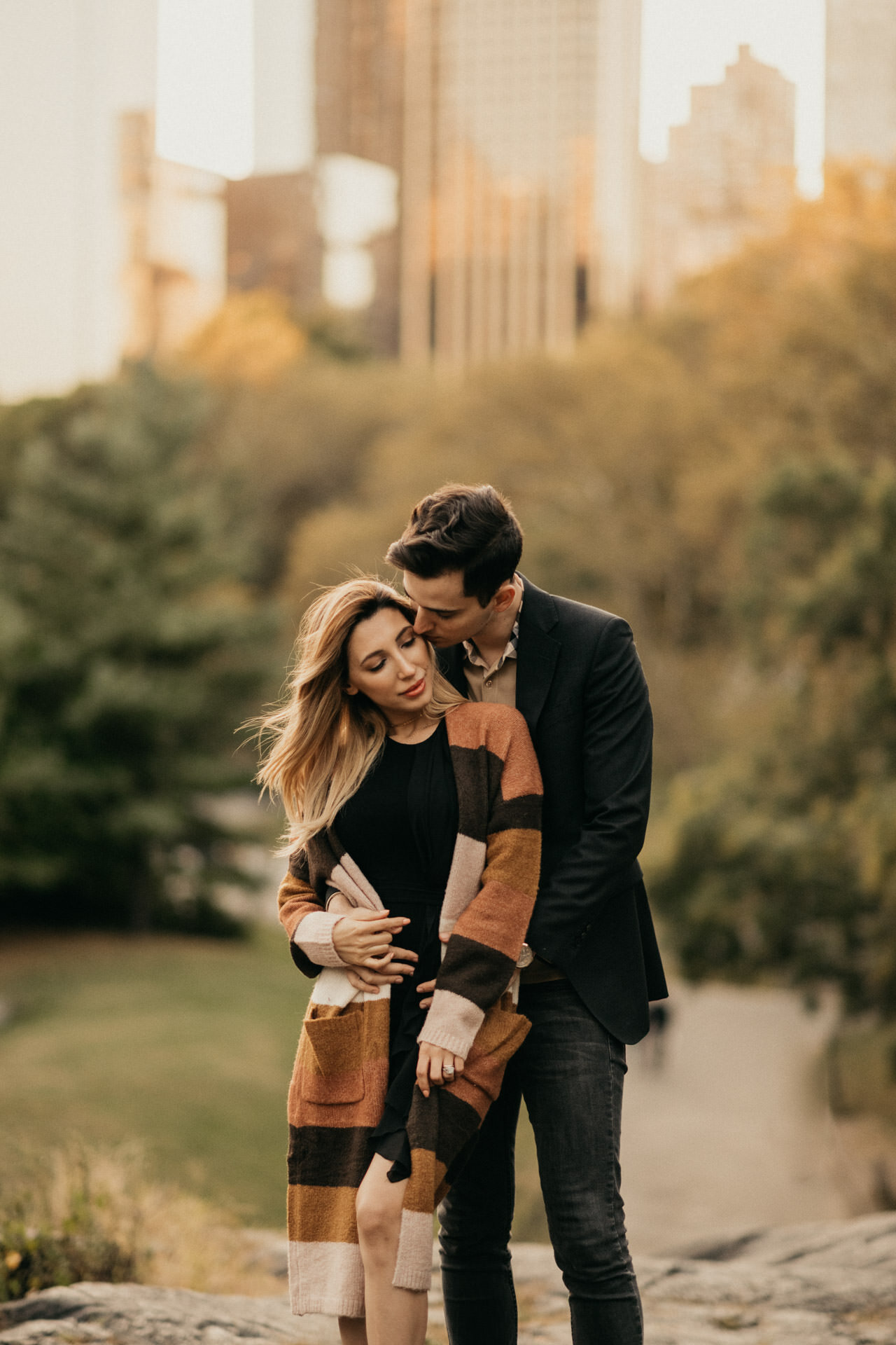 fall-october-new-york-central-park-couples-engagement-session-photographer-houston-manhattan-skyline