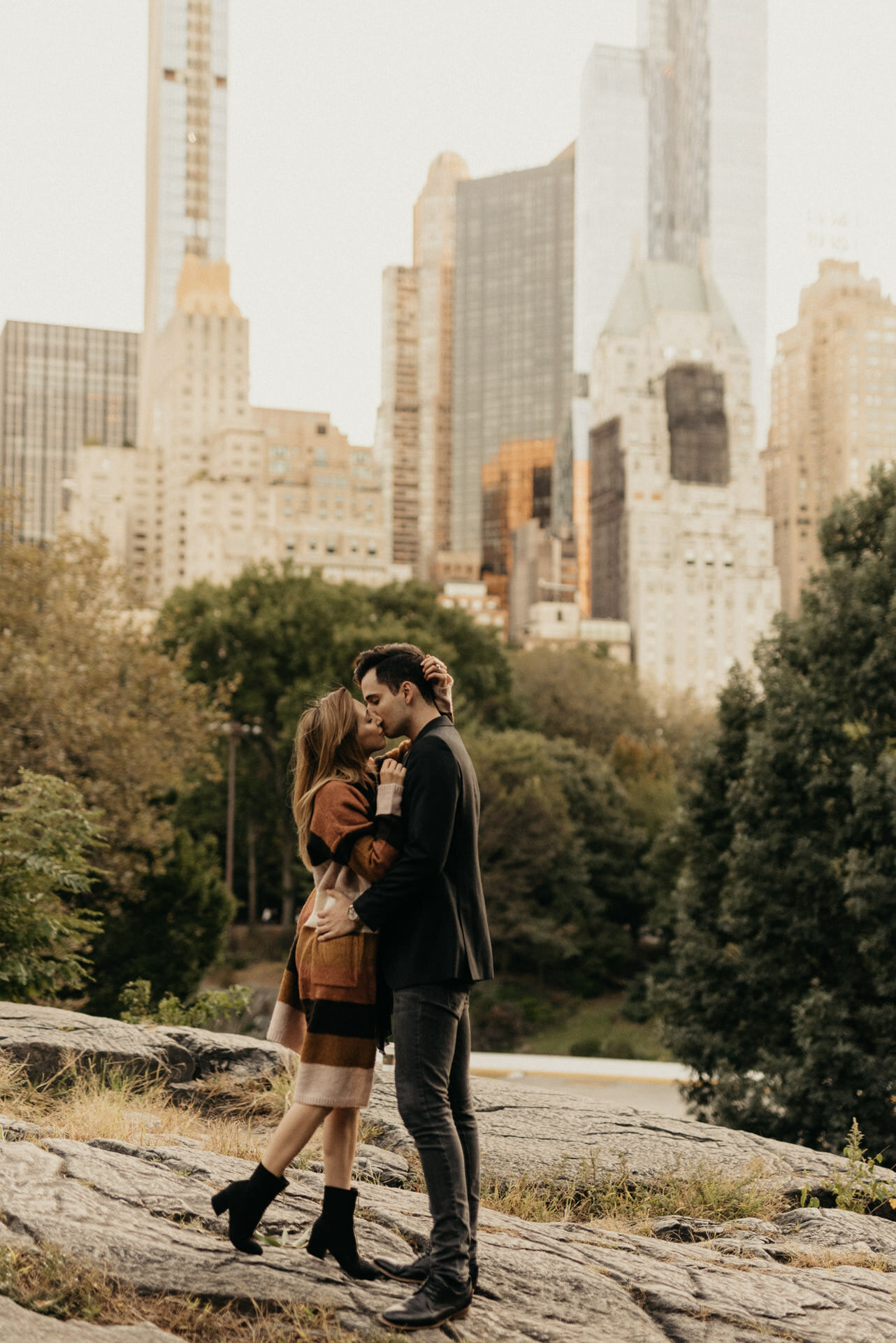 fall-october-new-york-central-park-couples-engagement-session-photographer-houston-manhattan-skyline