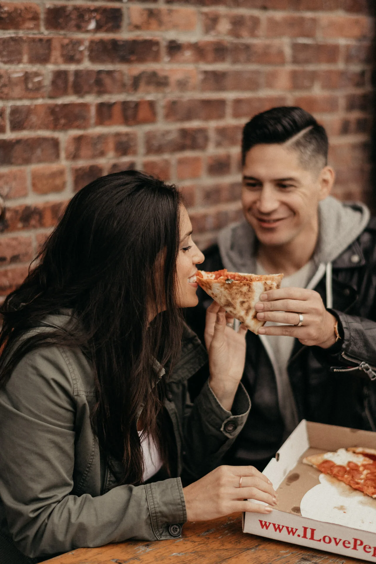 new-york-brooklyn-dumbo-couples-engagement-session-photographer-pizza-wine