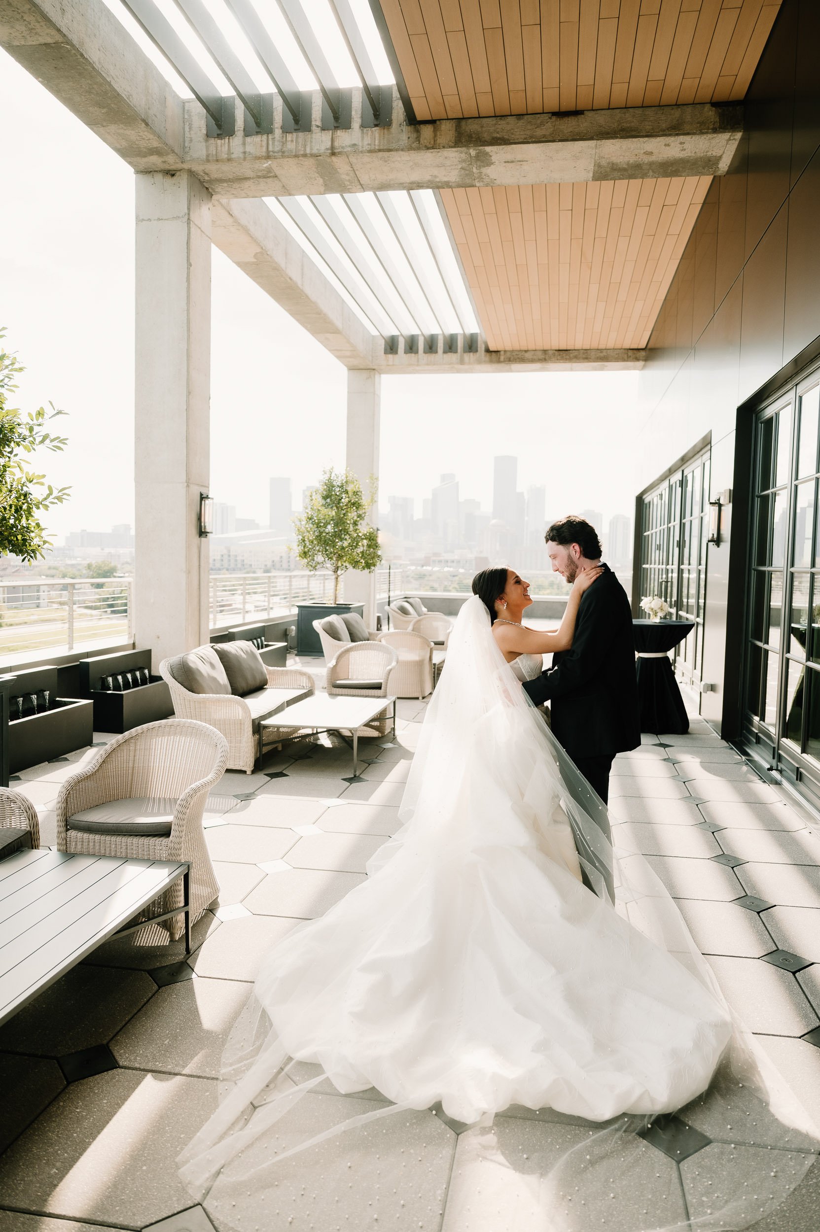 MODERN-LUXURY-HOUSTON-VENUE-LE-TESSERAE-EAST-RIVER-WEDDING-PHOTOGRAPHY