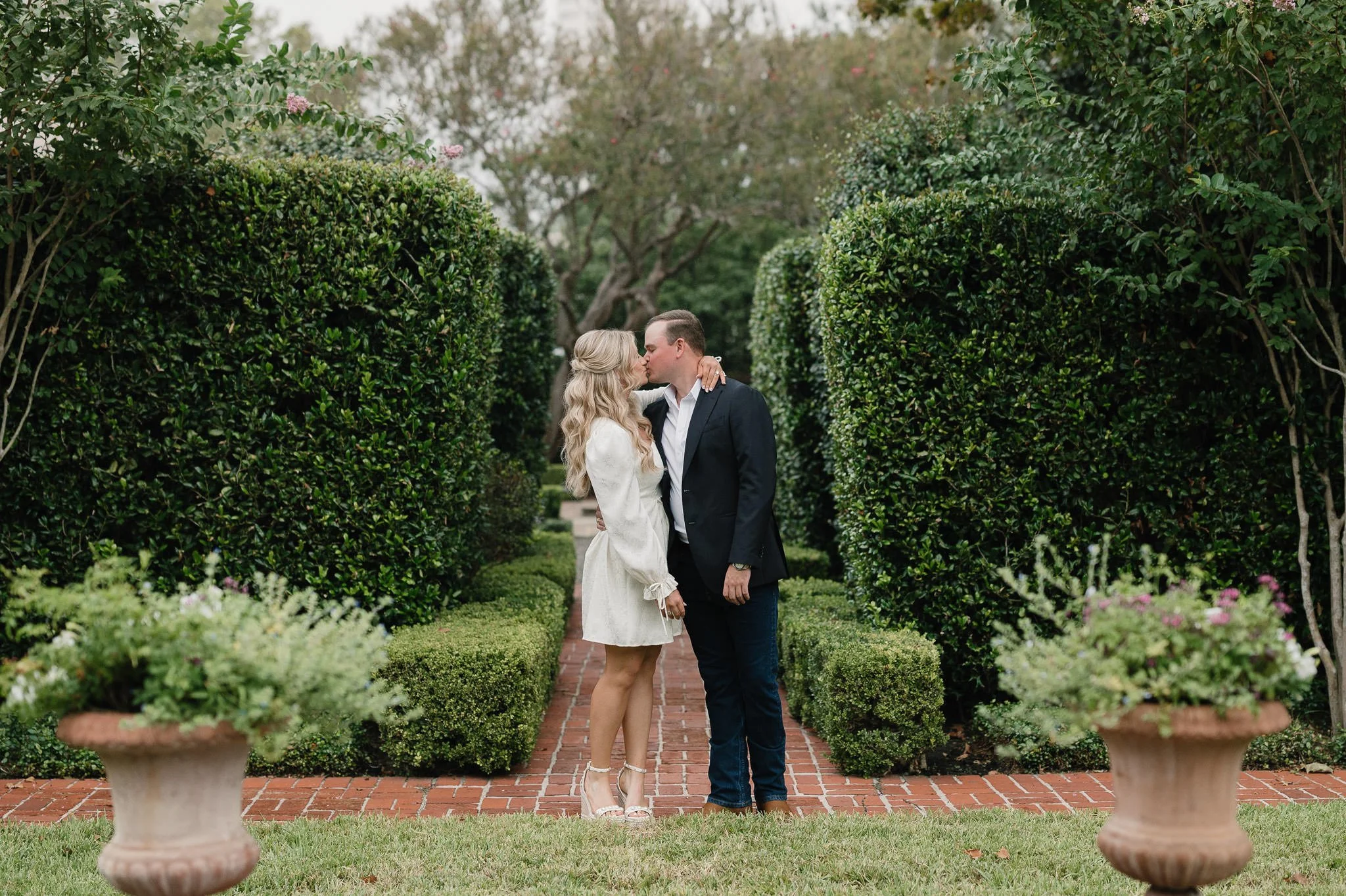 kendall-kyle-houston-riveroaks-garden-club-forum-engagement-session-sm-16.jpg